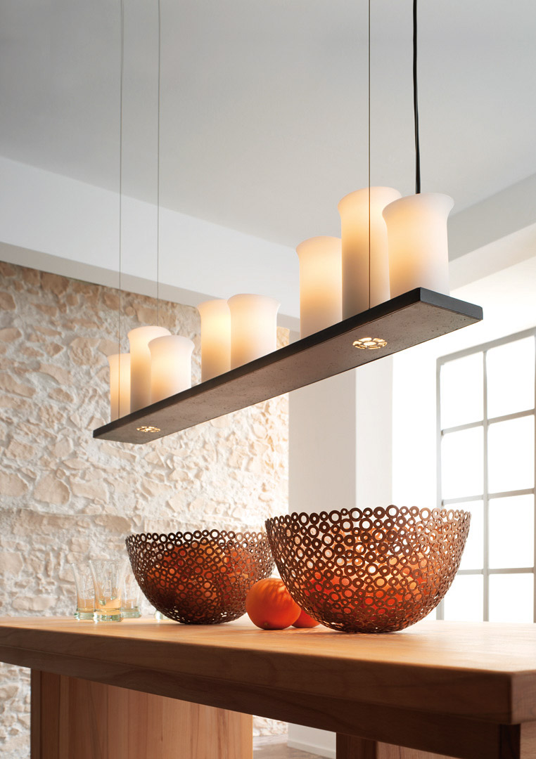 Geschmiedete Hängeleuchte mit acht Kerzen und Downlights – Casa Lumi
