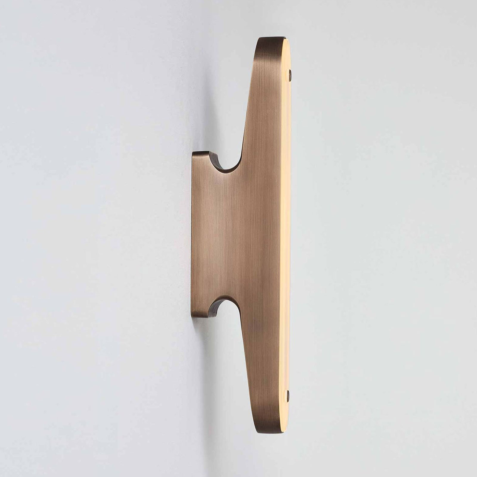 Bild 4:  Bronze antik patiniert Nautische Bronzeguss-Wandleuchte CLEAT für Bad und Spiegel:  Bronze antik patiniert