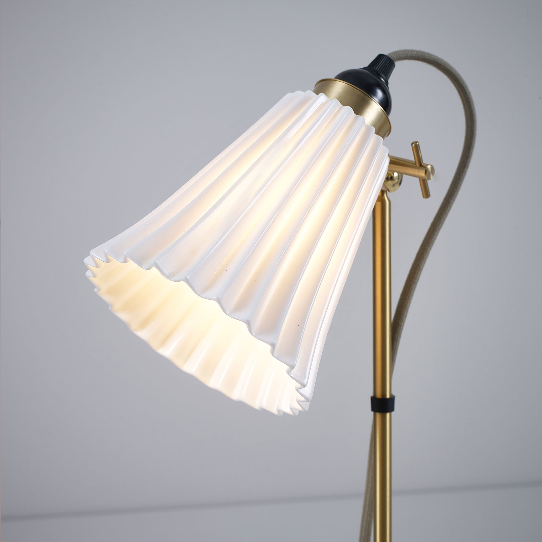 Fig. 3: Die Ausführung mit Armaturen in Messing satiniert (+ grauem Baumwollkabel) HECTOR PLEAT Table Lamp in Brass Finish: Die Ausführung mit Armaturen in Messing satiniert (+ grauem Baumwollkabel)