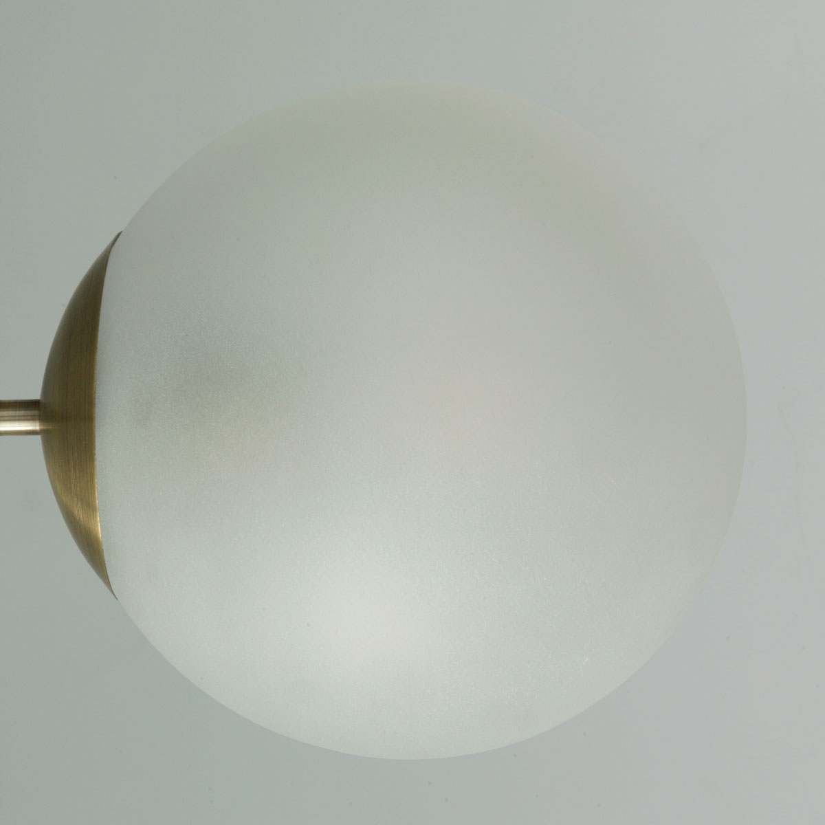 6-armiger Glaskugel-Deckenleuchter, farbig oder klar Ø 85 cm: Matt-weißes Glas (sandgestrahlt), Messing