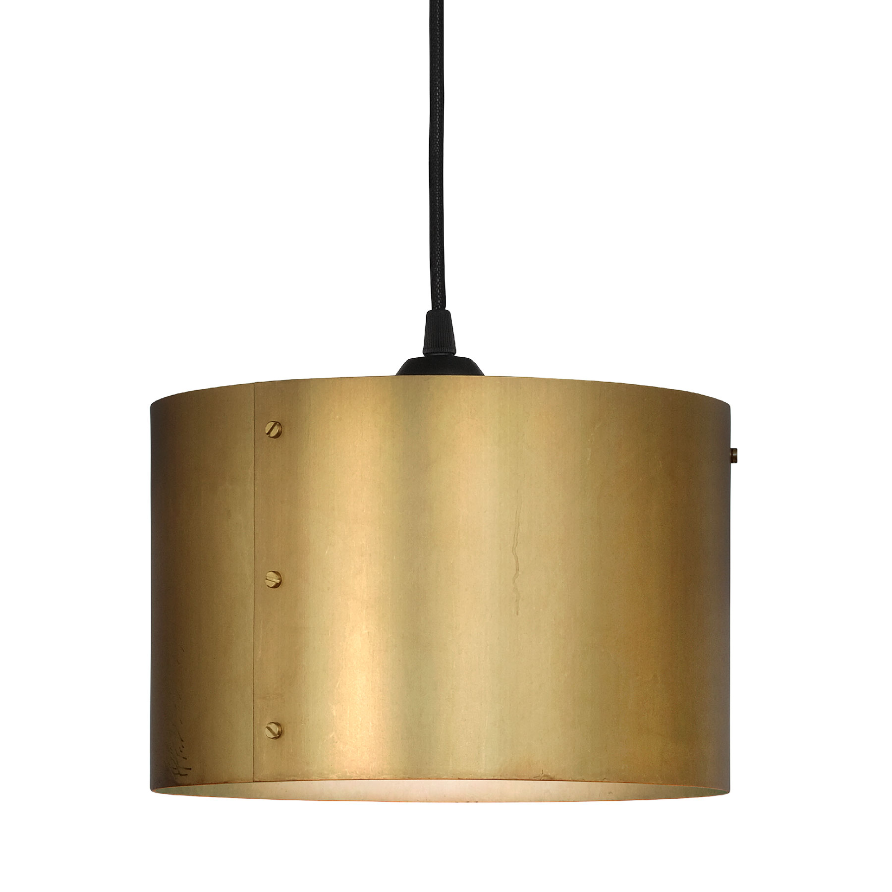 Bild 5: Unbehandeltes Messing sorgt für eine warme Anmutung und schönes Licht, hier das 24 cm-Modell Manufaktur-Pendelleuchte SVERP mit Zylinder-Schirm aus Messing, Ø 15–38 cm: Unbehandeltes Messing sorgt für eine warme Anmutung und schönes Licht, hier das 24 cm-Modell