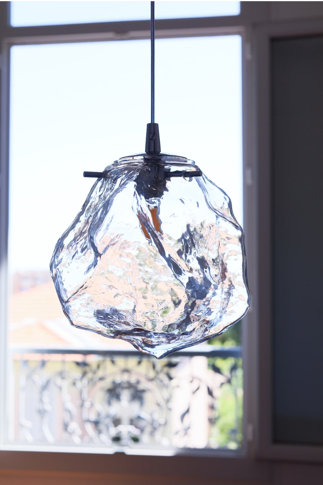 Hängeleuchte QUARTZ mit organisch geformtem Klarglas, Bild 5 Hängeleuchte QUARTZ mit organisch geformtem Klarglas, Bild 5