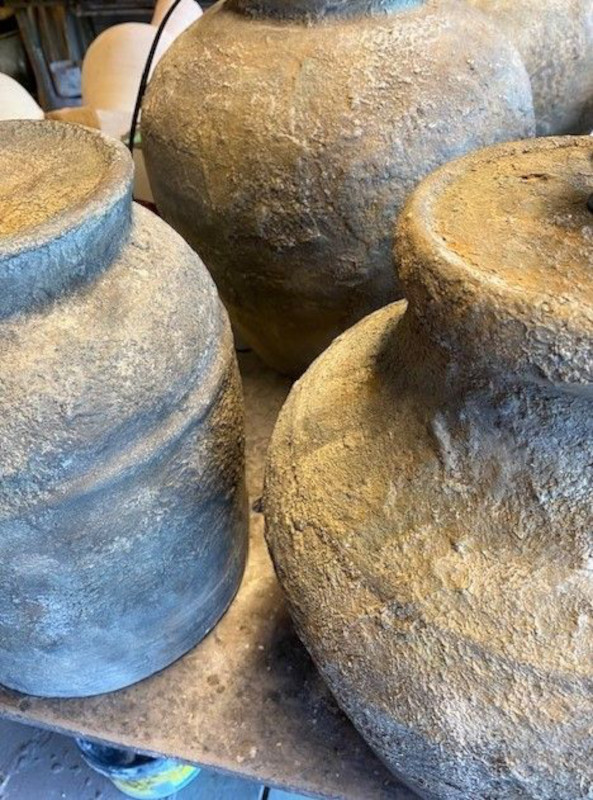 Fig. 4: Die raue Oberfläche verleiht der Lampe ein rustikales Aussehen Antique Amphora Style Ceramic Table Lamp VANI RUSTIC: Die raue Oberfläche verleiht der Lampe ein rustikales Aussehen