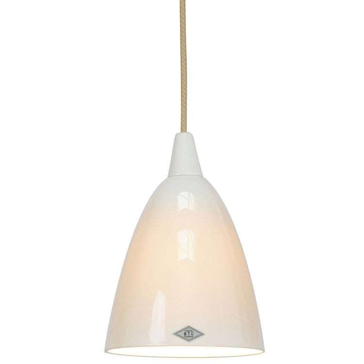 Bild 1: Schlicht und elegant: Hängeleuchte aus Porzellan (hier Modell 2 mit Ø 15 cm, im eingeschalteten Zustand) Porzellan-Hängeleuchte HECTOR – vier Größen: Schlicht und elegant: Hängeleuchte aus Porzellan (hier Modell 2 mit Ø 15 cm, im eingeschalteten Zustand)