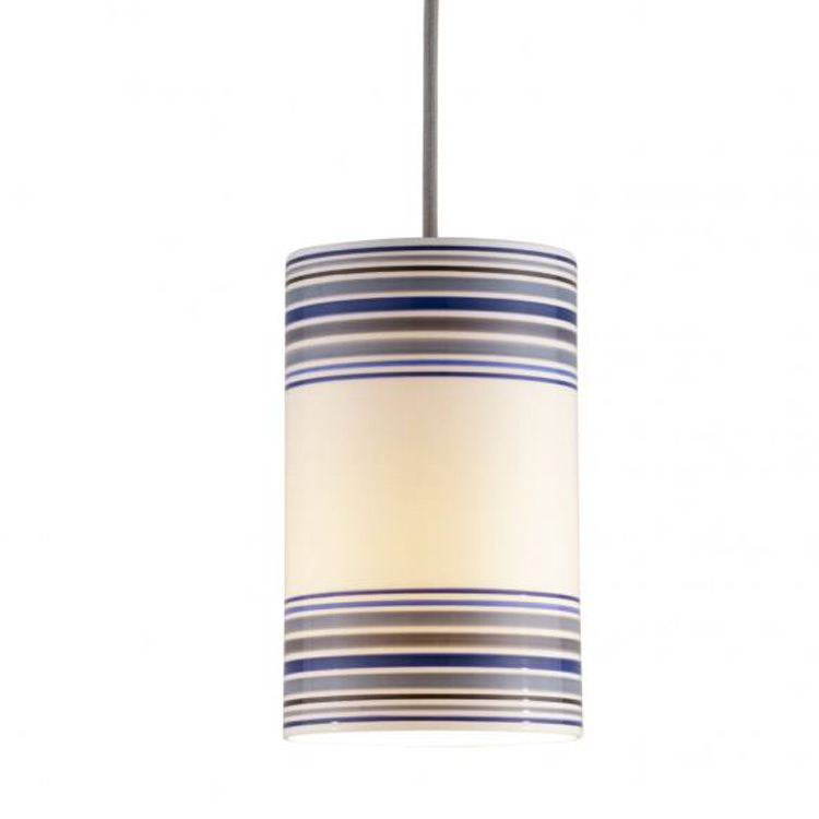 Bild 2: Gestreifte Pendellampe aus Porzellan: MAY Size 2, hier in Blau-Schattierungen handbemalt (eingeschaltet, warm schimmernd) Gestreifte Pendellampe aus Porzellan MAY Size 2, blau oder orange: Gestreifte Pendellampe aus Porzellan: MAY Size 2, hier in Blau-Schattierungen handbemalt (eingeschaltet, warm schimmernd)