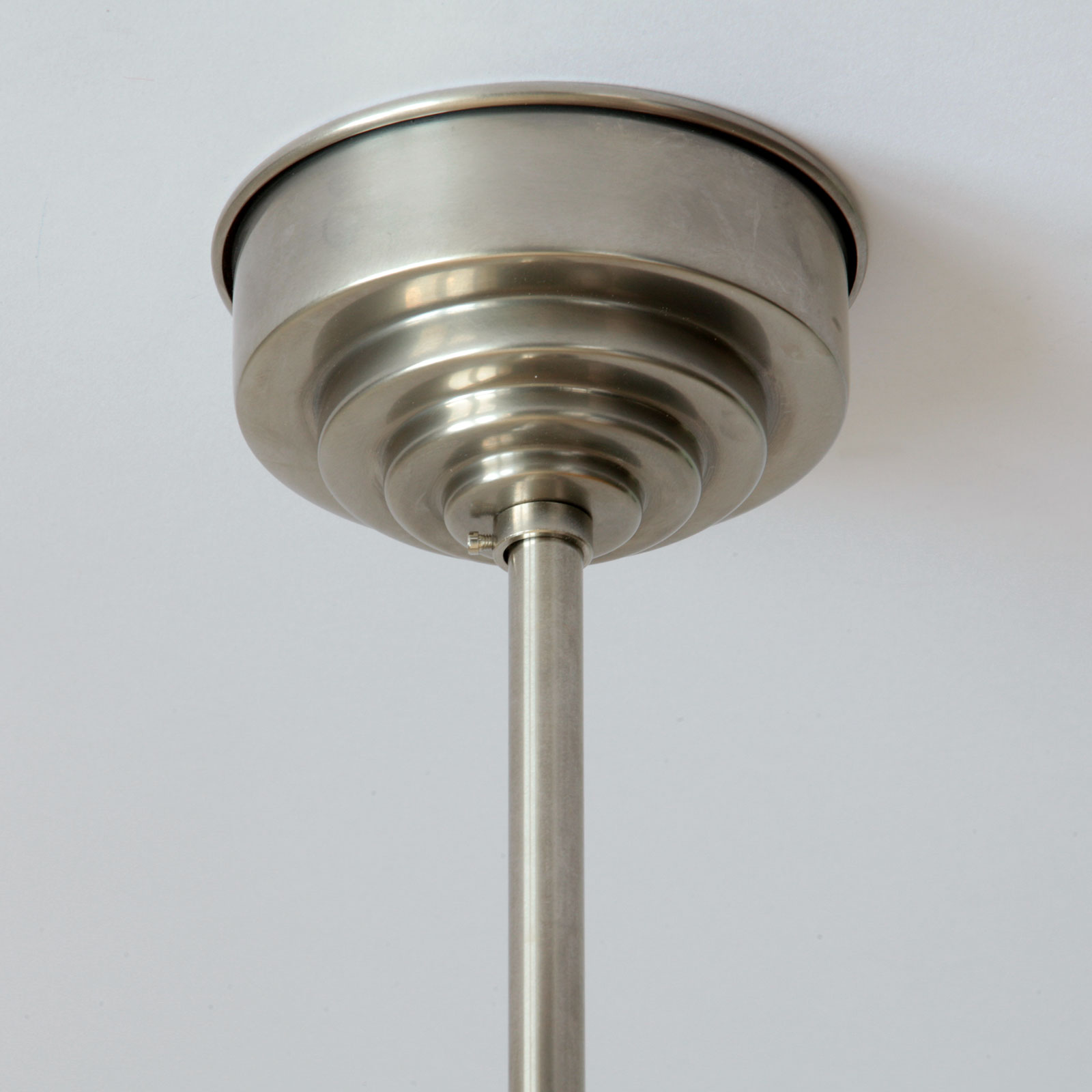 Stableuchte mit schlankem gestuften Opal-Zylinderglas: Der Baldachin (Ø 11 cm), hier in Messing matt vernickelt