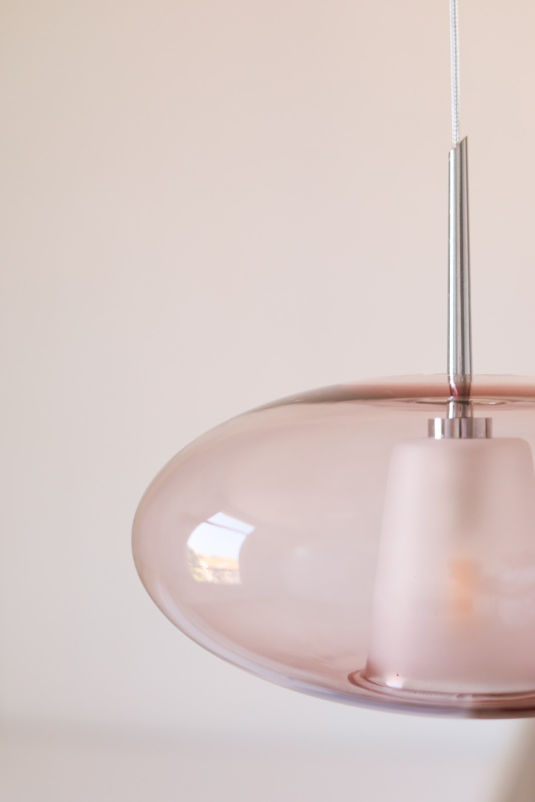 Bild 2: Das Modell mit rosa Glas (ausgeschaltet) Glas-Pendelleuchte mit rosafarbenem Rauchglas: Das Modell mit rosa Glas (ausgeschaltet)