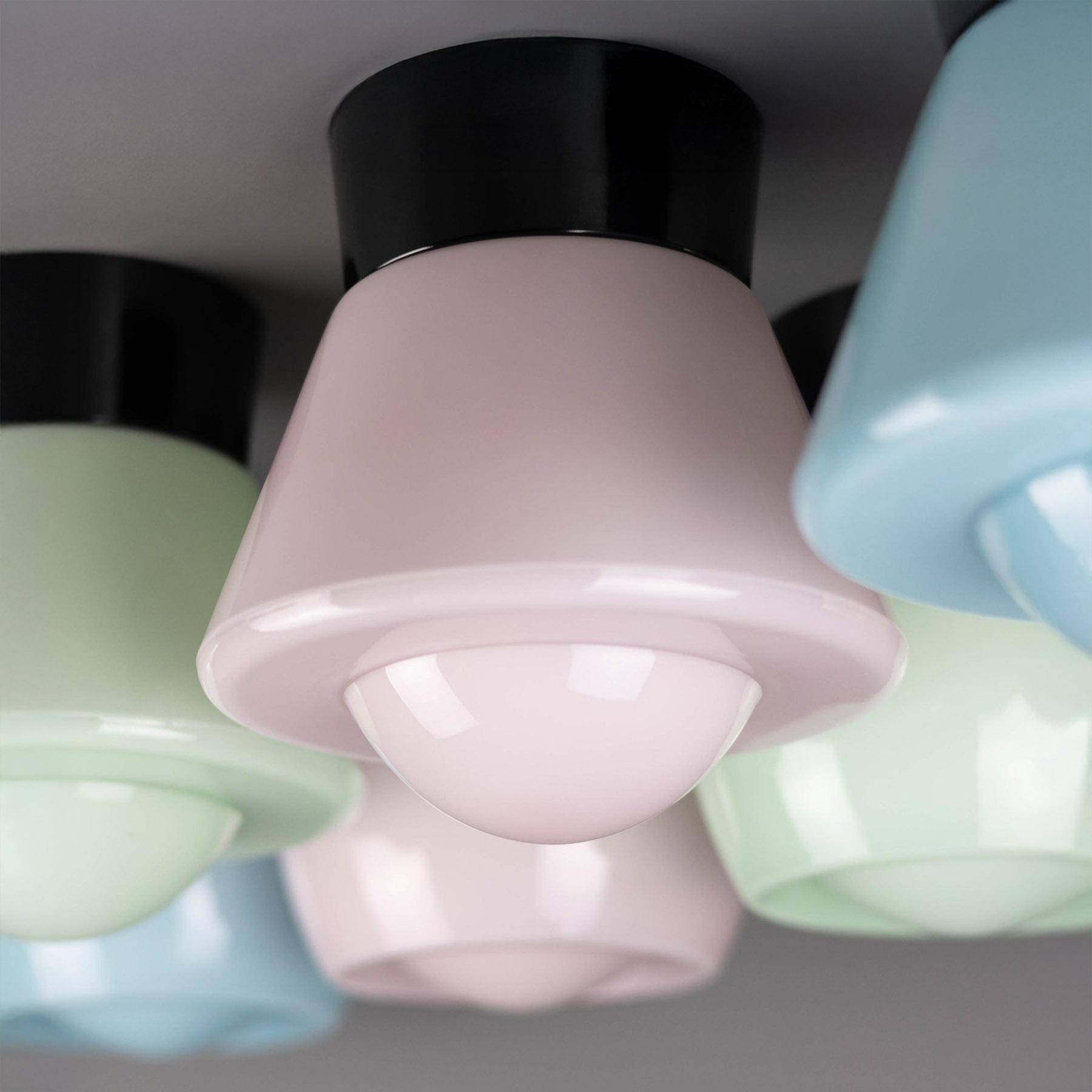 Pastellglas-Deckenleuchte mit Bakelitsockel KOMET, verschiedene Farben Pastellglas-Deckenleuchte mit Bakelitsockel KOMET, verschiedene Farben