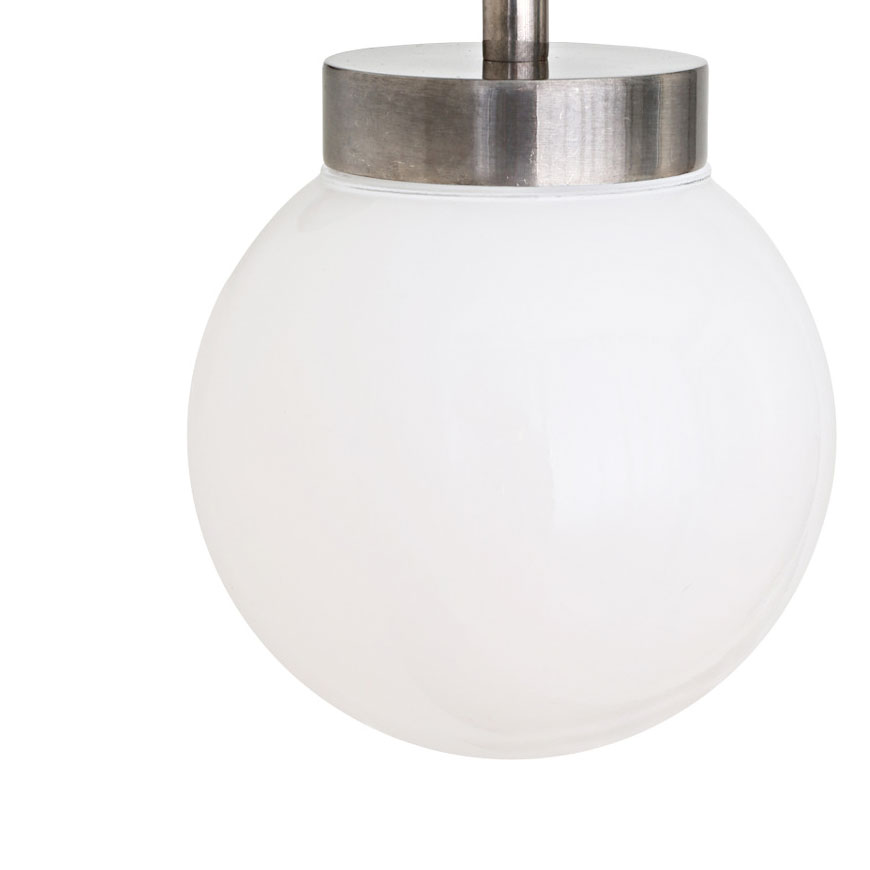 Moderne Badezimmer-Wandlampe mit Glaskugel, IP65: Opalweißes Glas, Alt-silbern patiniert
