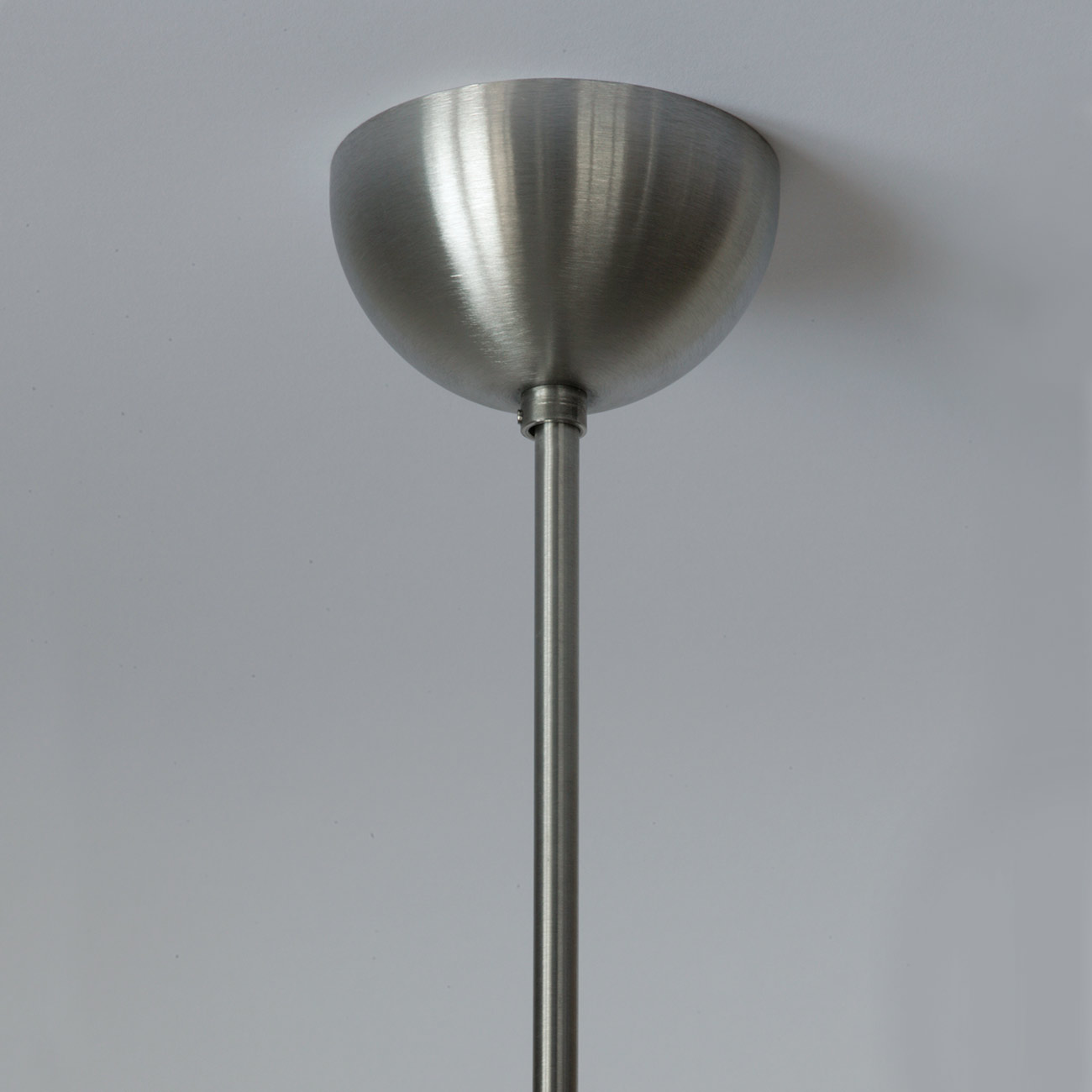Klassische Kugel-Hängeleuchte ADRIANA mit Opalglas Ø 20–60 cm: Baldachin mit Pendelrohr, Edelstahl satiniert