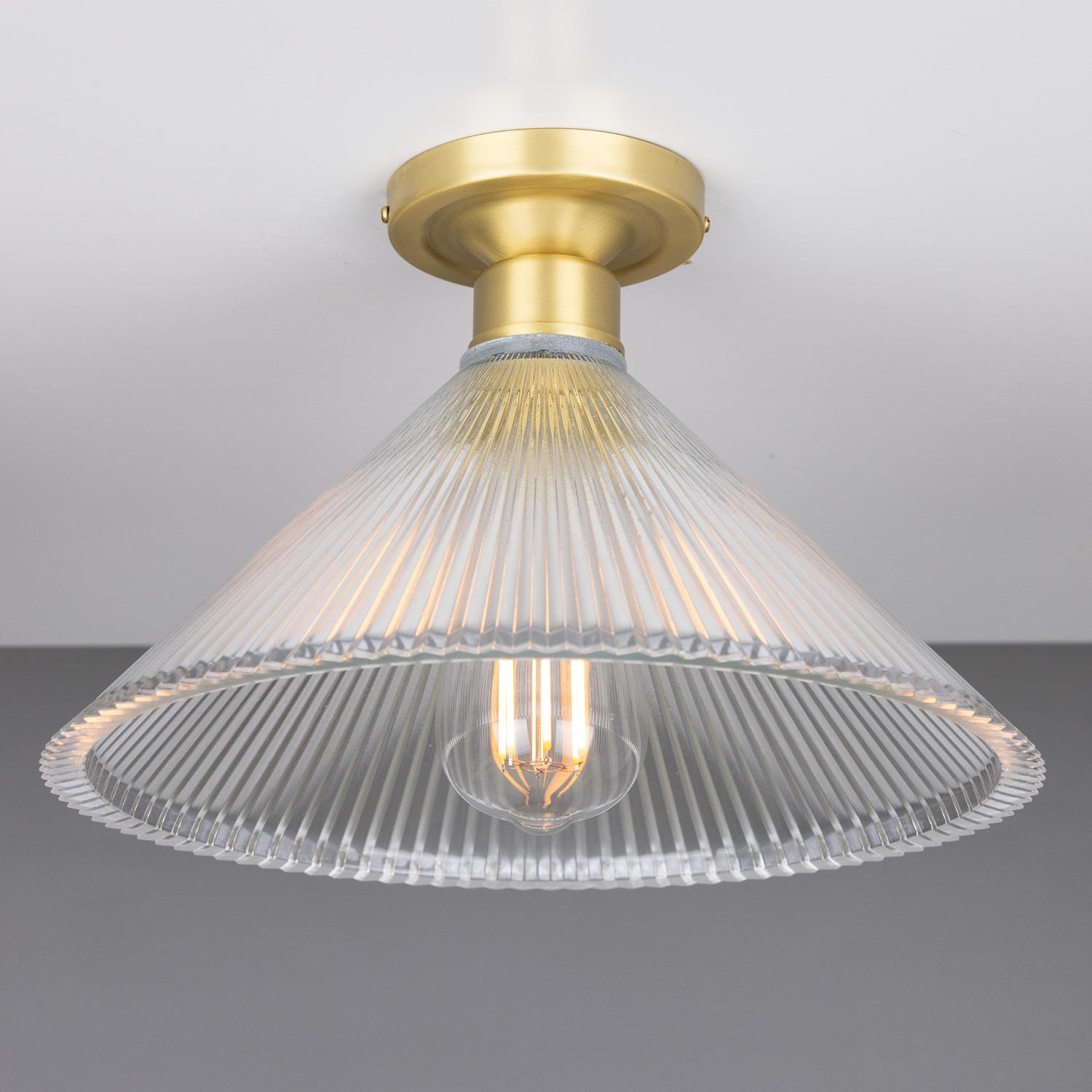 Deckenlampe mit prismatischem Kegel-Glasschirm Ø 30 cm: Messing satiniert