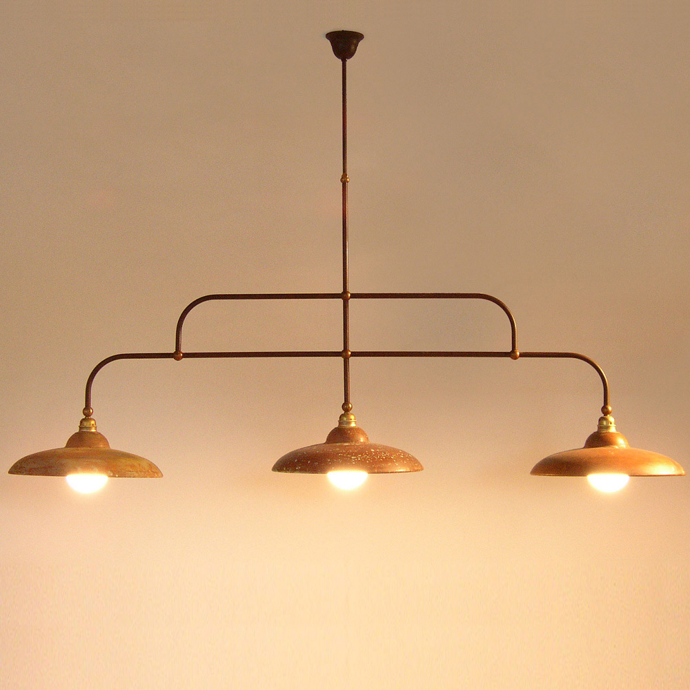 Traditionelle Tisch-Beleuchtung: Balkenlampe mit Kupferschirmen