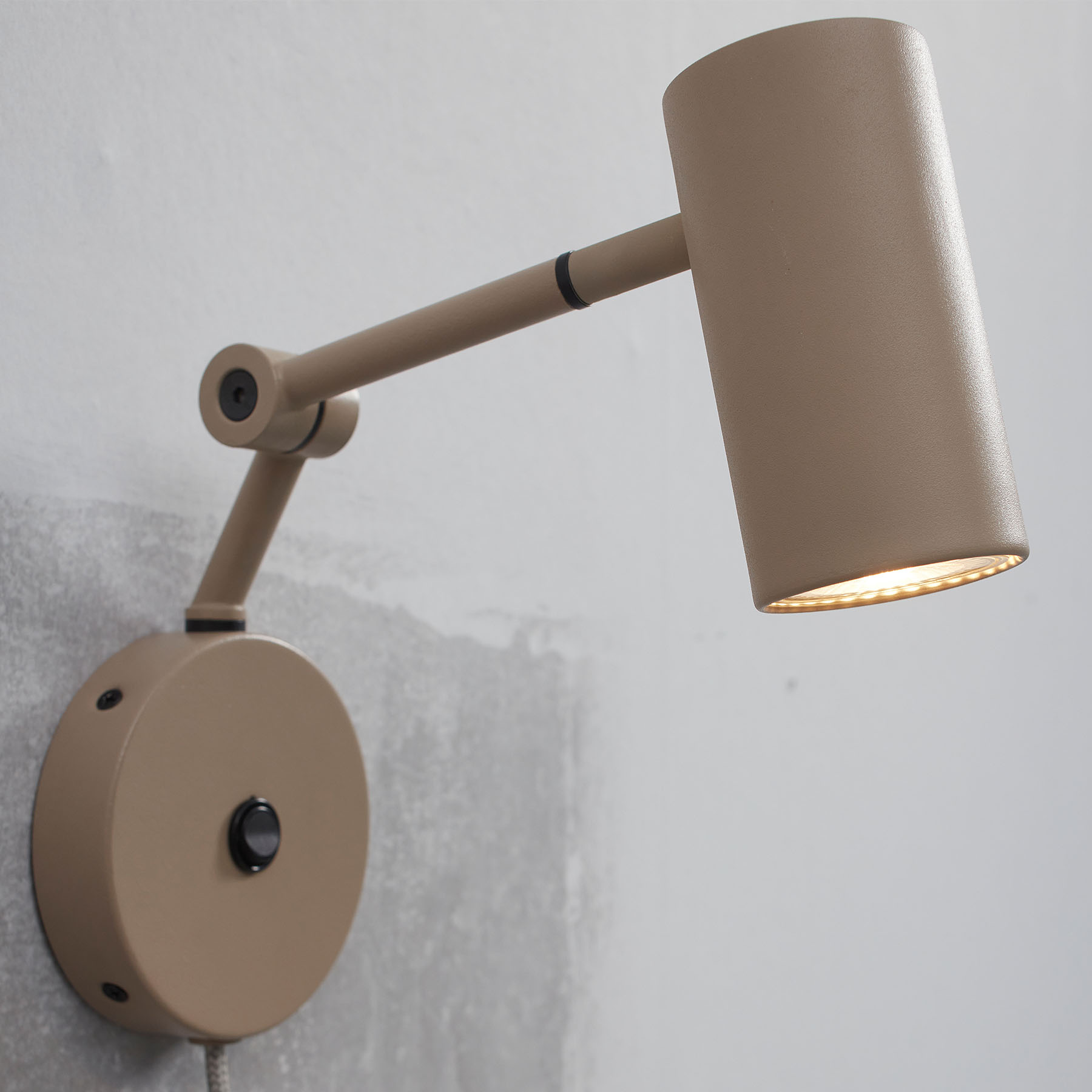 Einstellbare Strahler-Wandleuchte mit drei Gelenken