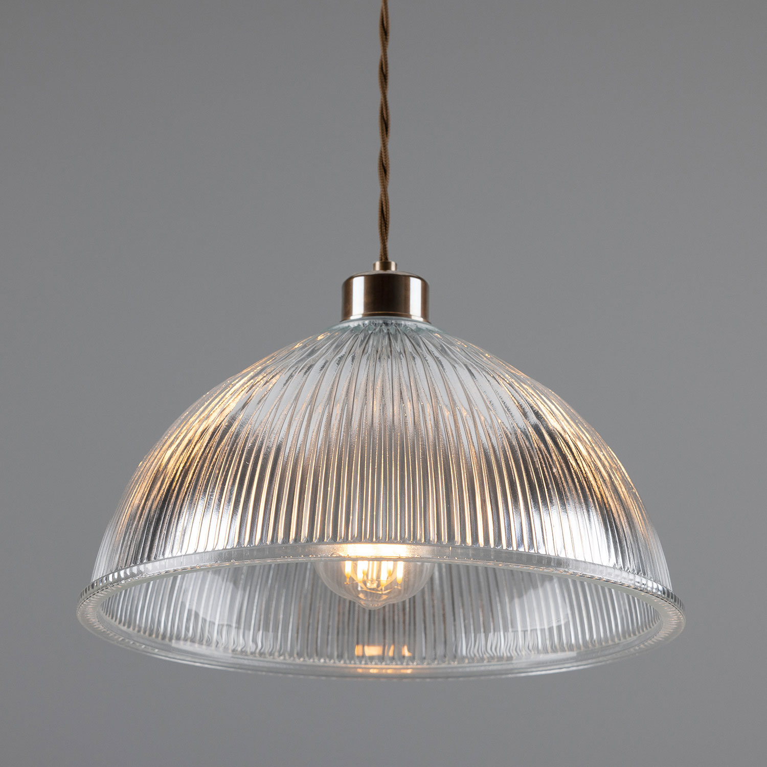 Holophanglas-Hängelampe mit halbrundem Schirm