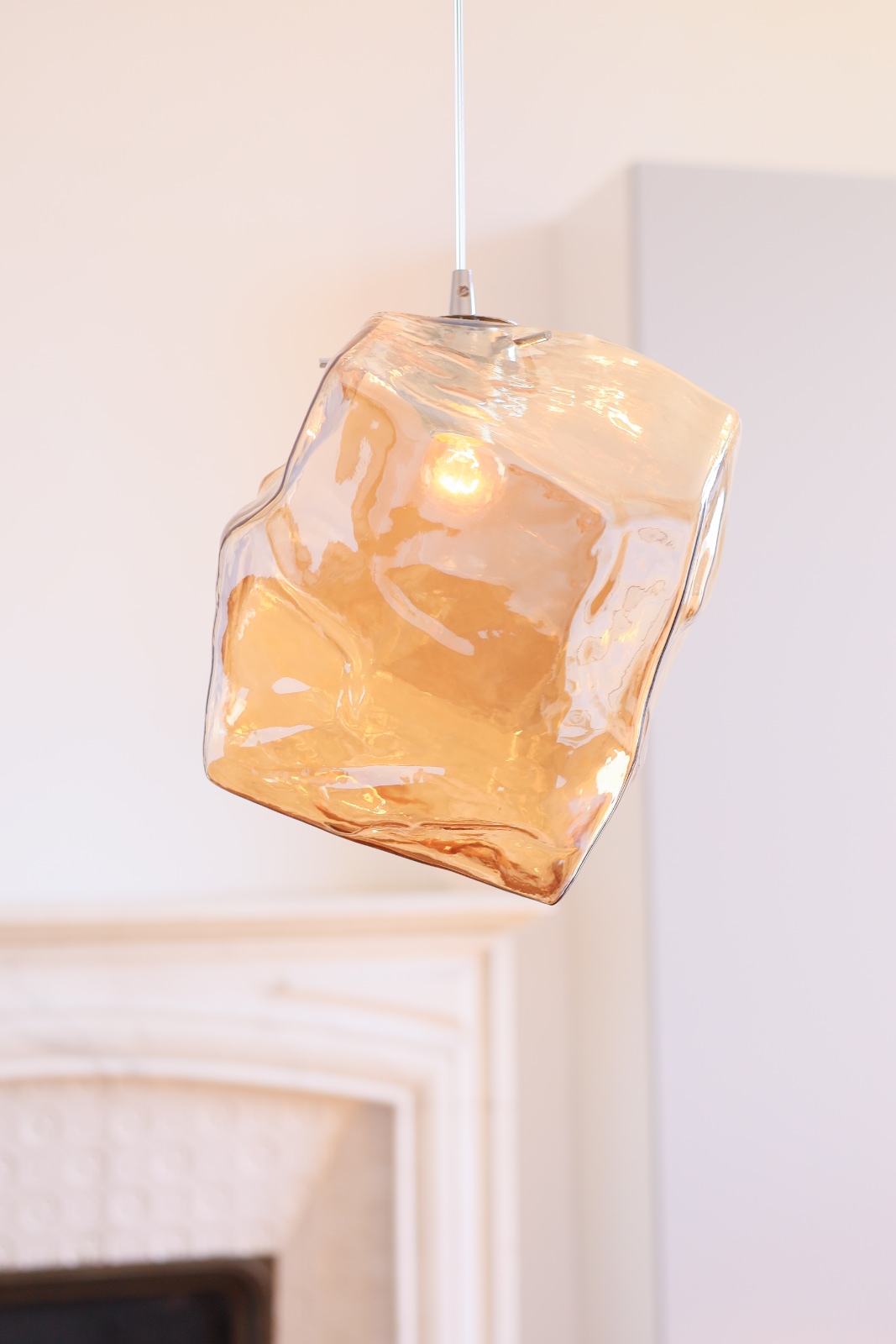 Französische Hängeleuchte mit Bernstein-Strukturglas, Bild 6 Französische Hängeleuchte mit Bernstein-Strukturglas, Bild 6