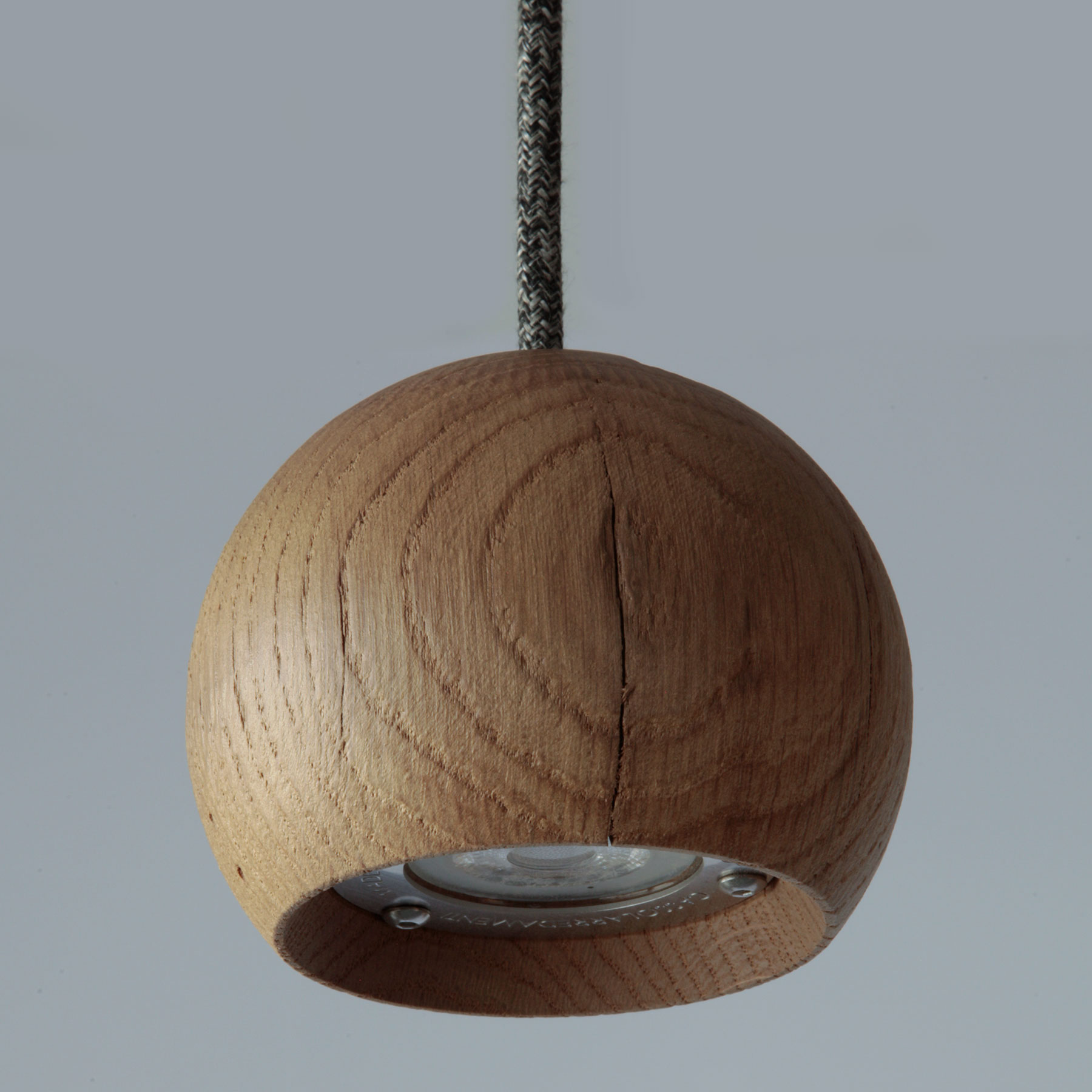 Bild 3: Holz-Pendelleuchte (hier Eiche antik, mit Textil-Kabel) Kugelförmige Hängeleuchte aus massivem Antik-Holz-Balken: Holz-Pendelleuchte (hier Eiche antik, mit Textil-Kabel)