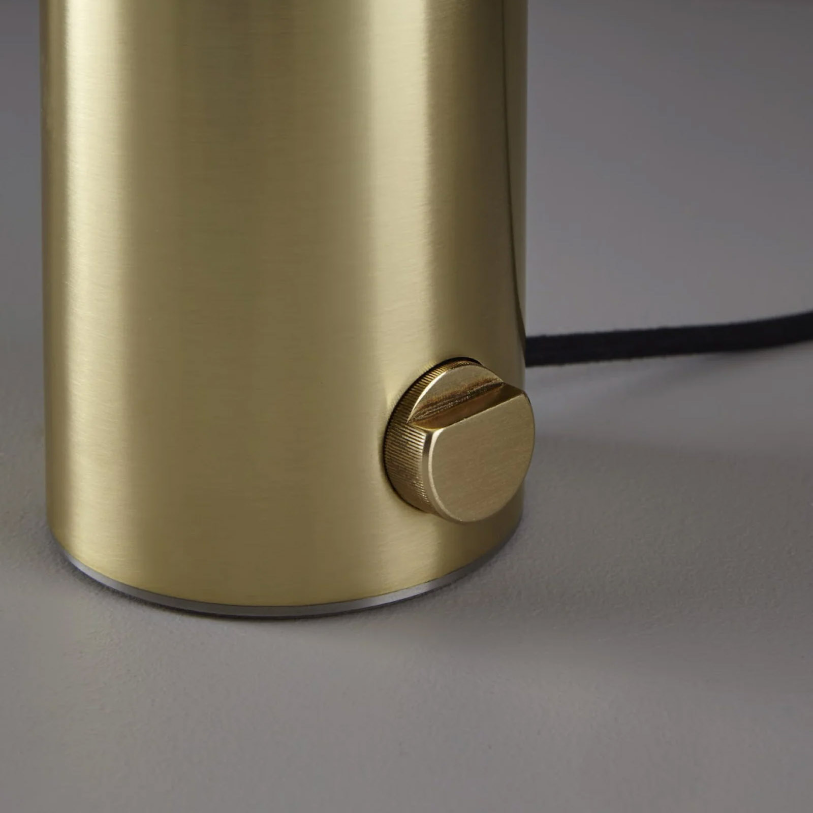 Runde Tischleuchte WALTER mit Messing- oder Kupfersockel und Dimmer, Bild 9