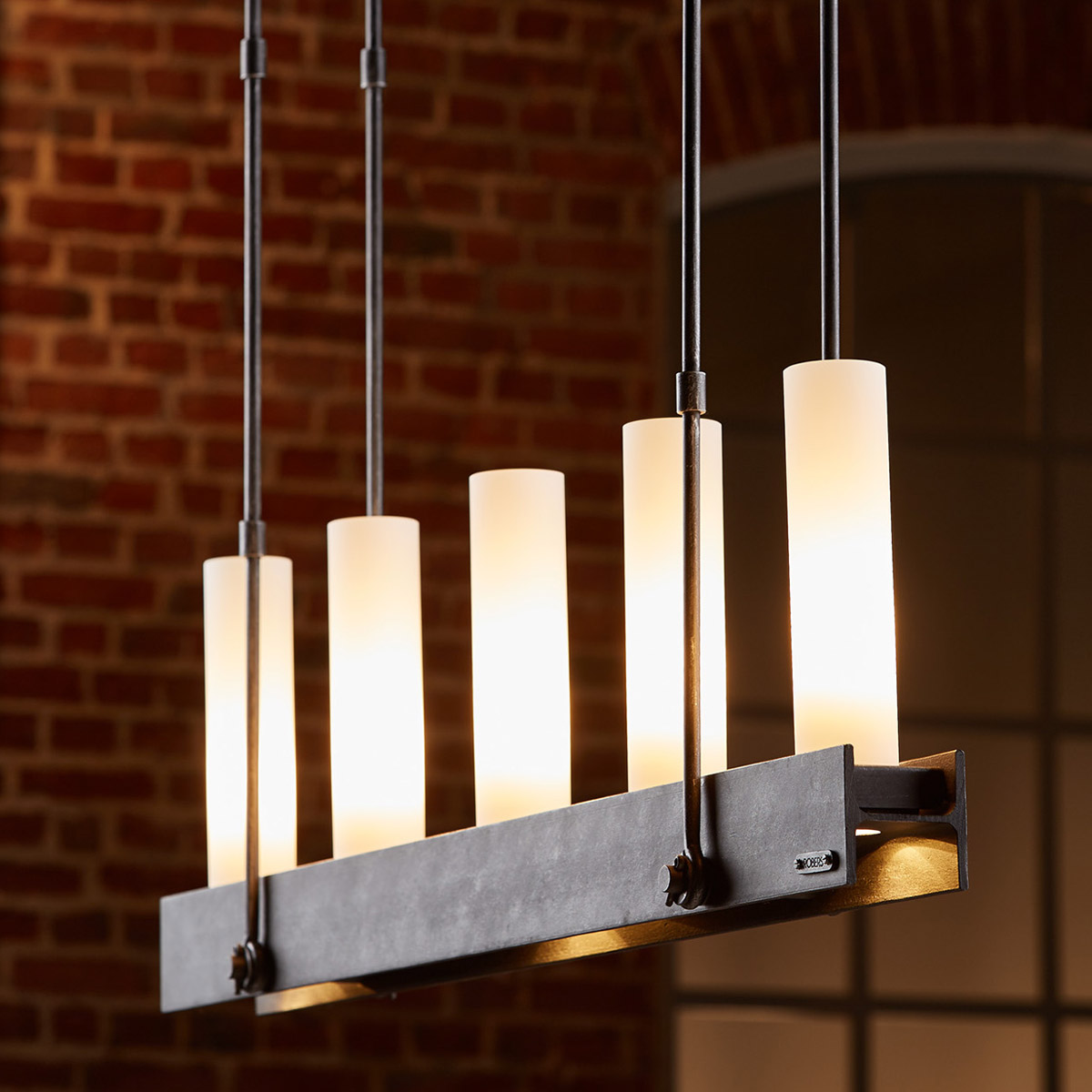 Massive Eisen-Hängeleuchte mit Strahlern nach unten Massive Eisen-Hängeleuchte mit Strahlern nach unten