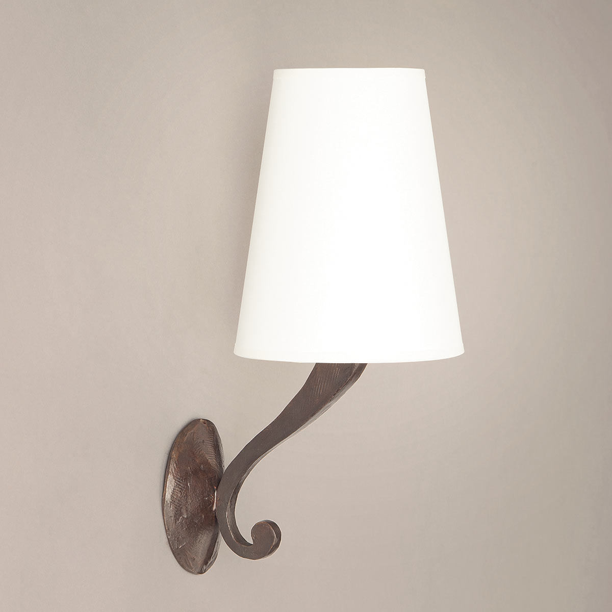 Bronze-Wandleuchte LINDA mit Stoffschirm Bronze-Wandleuchte LINDA mit Stoffschirm