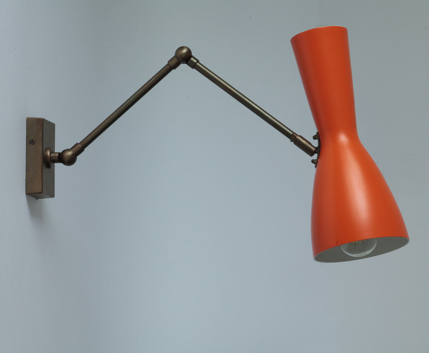 Bild 10: Schirm in RAL 2004 Reinorange (innen weiß), Halterung in Messing dunkel brüniert Italienische Mid Century-Wandleuchte mit Messing-Gelenkarm: Schirm in RAL 2004 Reinorange (innen weiß), Halterung in Messing dunkel brüniert