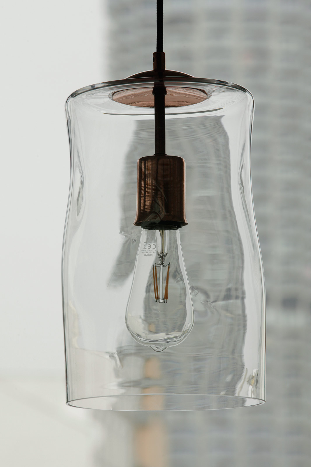 Unregelmäßige Glaszylinder-Hängeleuchte in verschiedenen Farben: Kupfer-Halterung mit klarem Glas