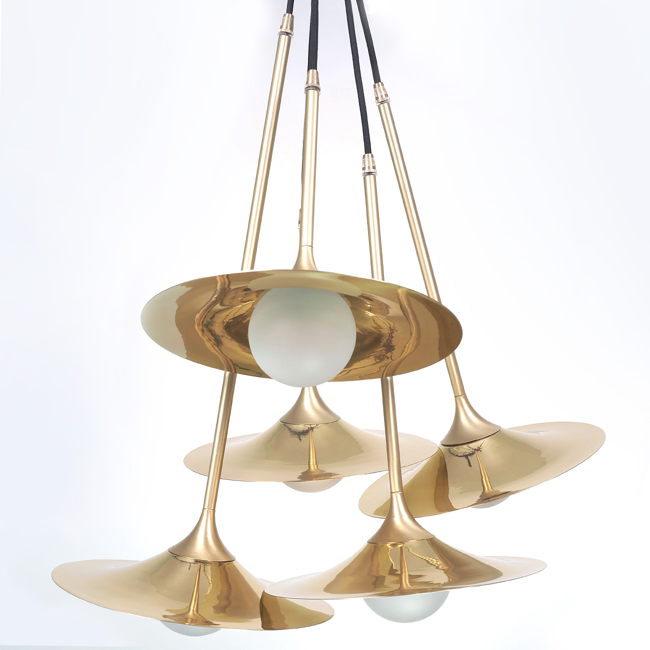 Gruppe aus 3/5 eleganten Kugel-Hängeleuchten mit Reflektor Gruppe aus 3/5 eleganten Kugel-Hängeleuchten mit Reflektor