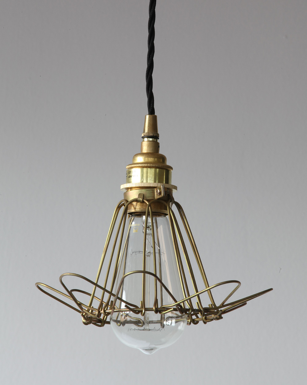 Industrie-Fassungsleuchte mit Schutzgitter in Bronze: Die-Goldener-Käfig-Lampe: auch in Messing poliert/golden mit schwarzem Textilkabel