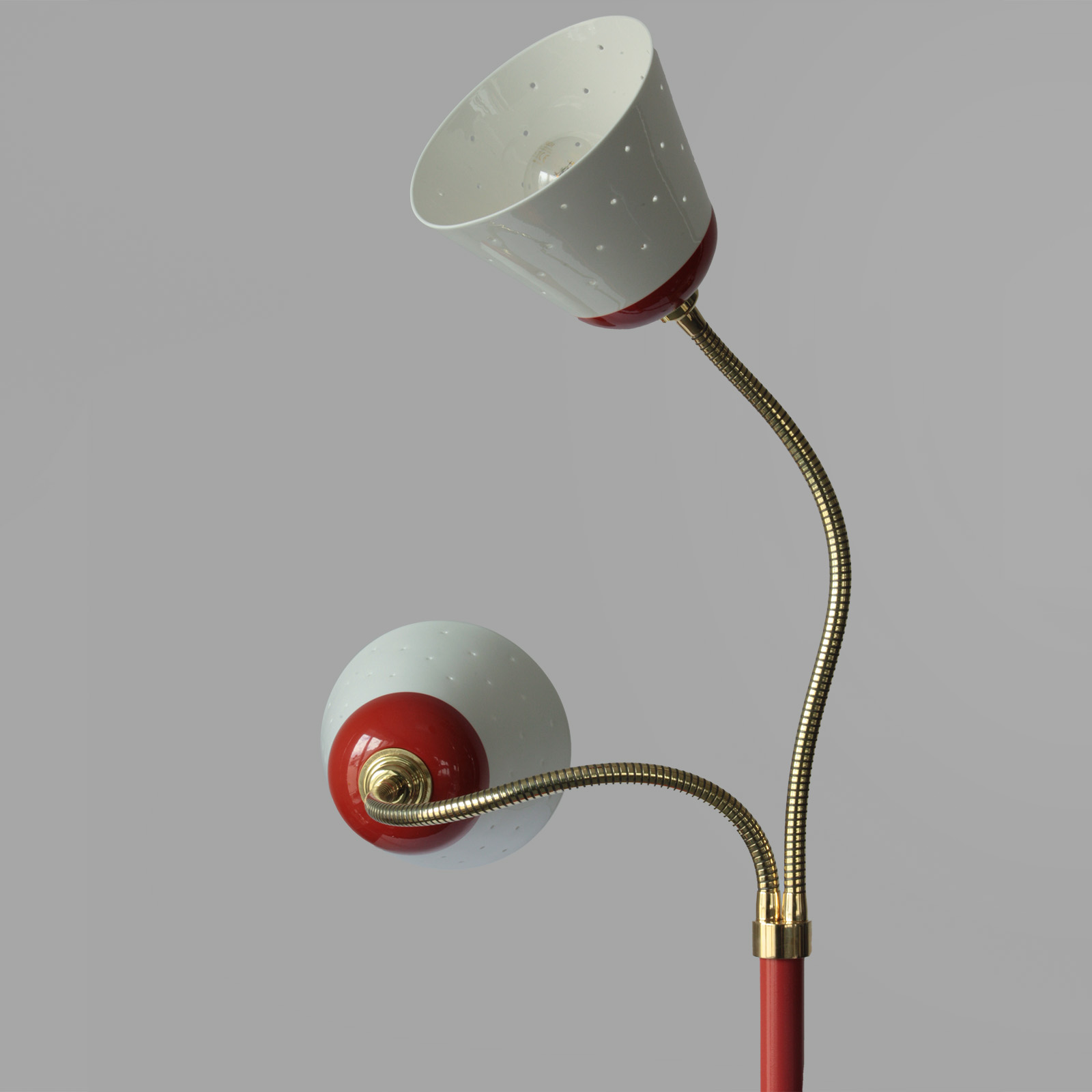 Doppel-Stehleuchte ALMA im Mid Century-Chic mit perforierten Keramik-Schirmen: Abgebildet in Korallen-Rot