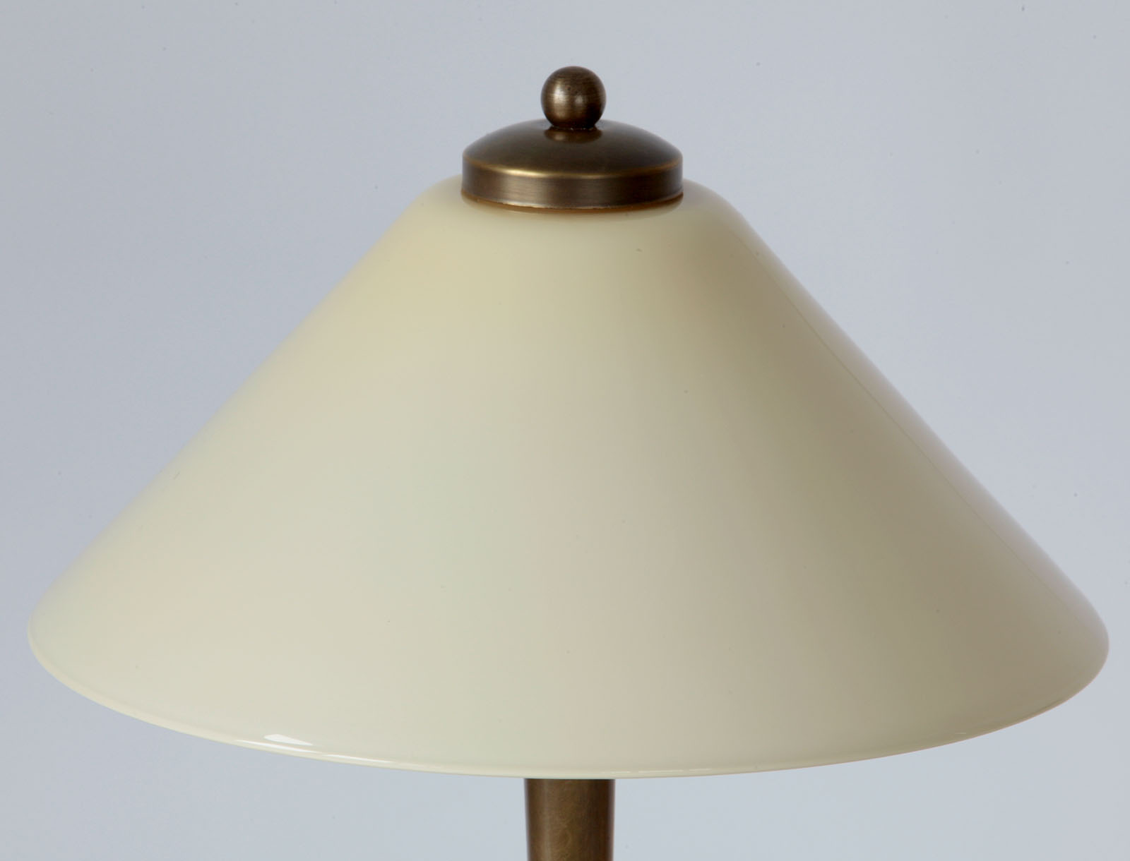 Art Deco Brass Table Lamp with Glass Shade: Opalglas „Cognac“