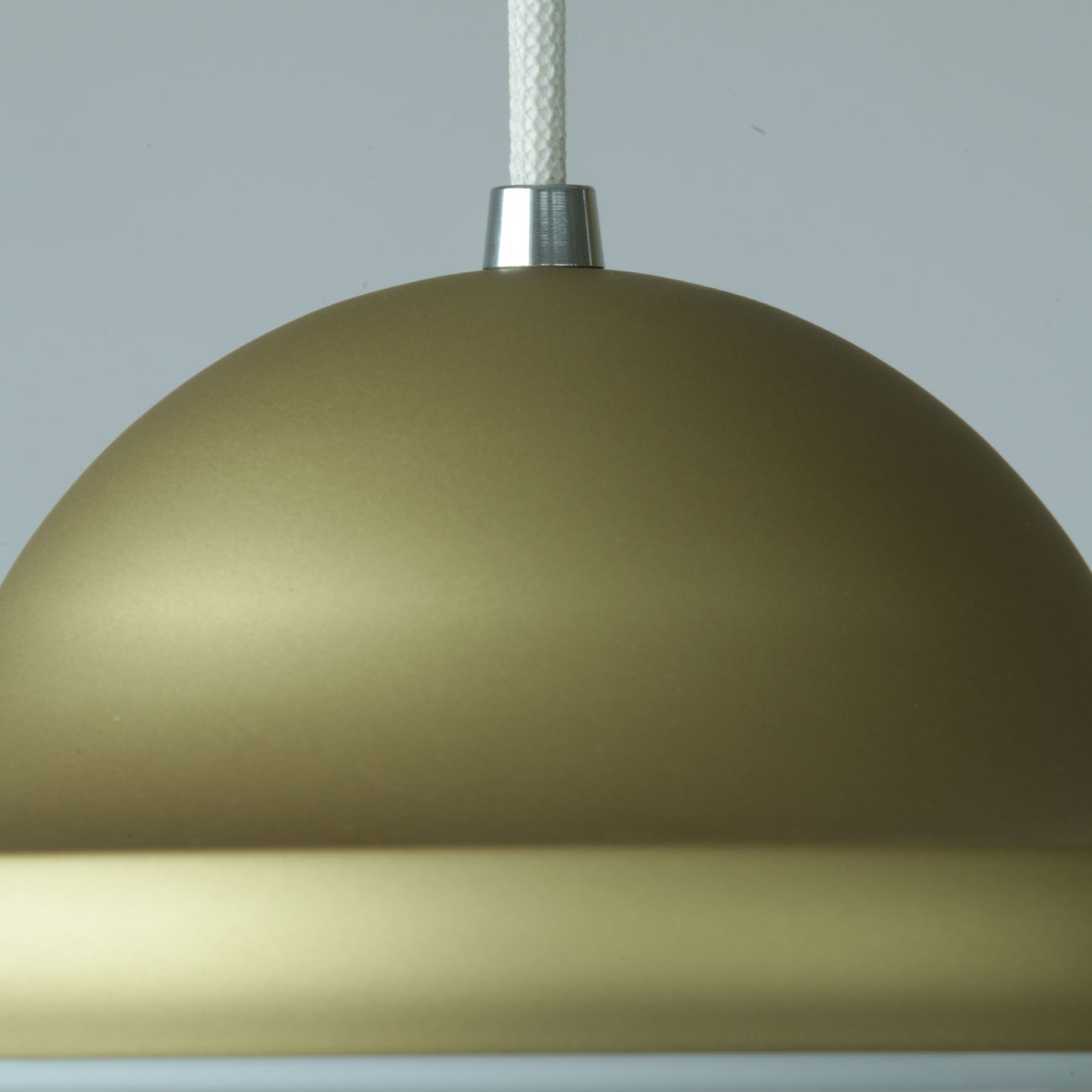 BUBI Leuchten-Designklassiker von Henning Koppel: matt golden lackiert