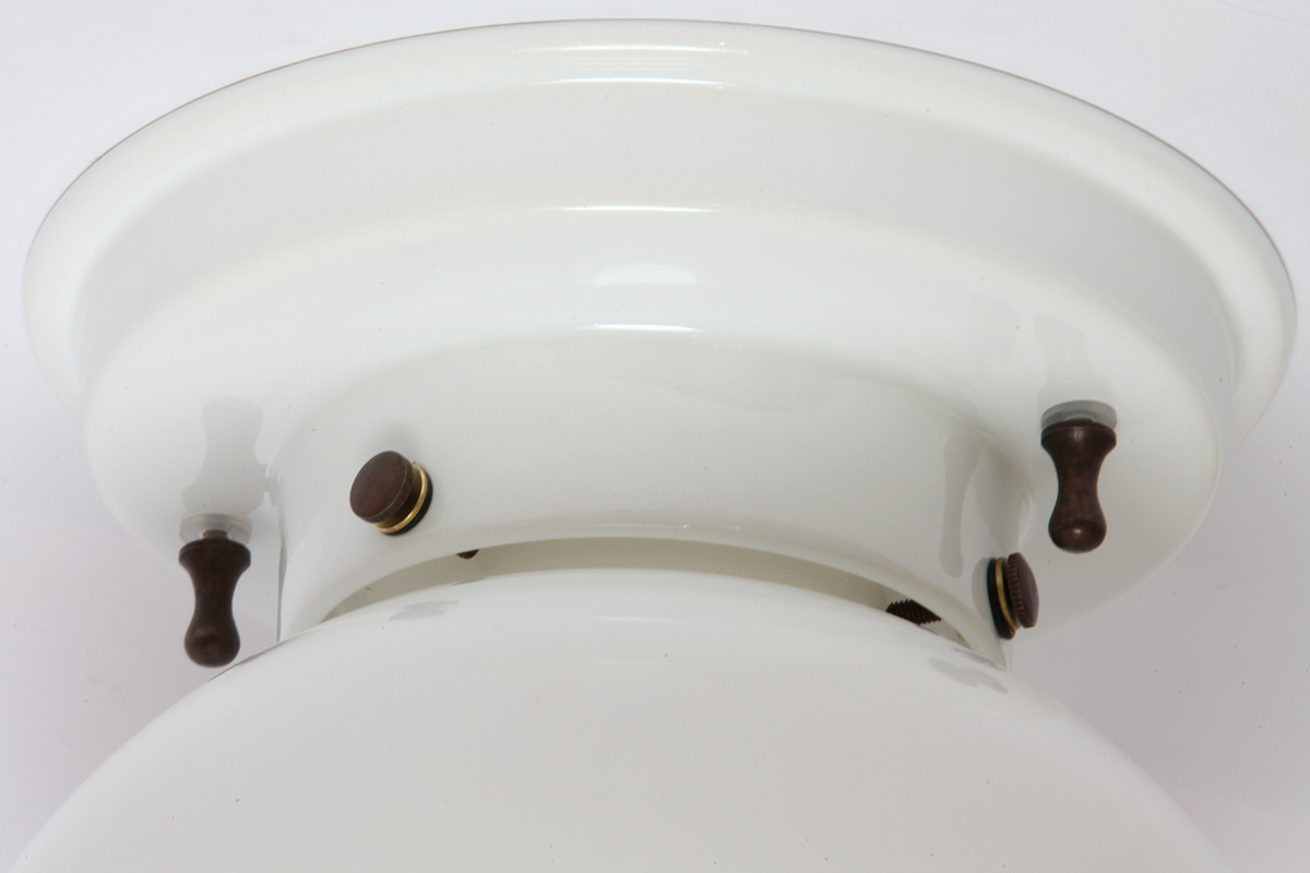Fig. 6: Mit schönen Details aus patiniertem Messing Italian Ceiling Fixture with Glass Ball on Porcelain Base Ø 20 cm: Mit schönen Details aus patiniertem Messing