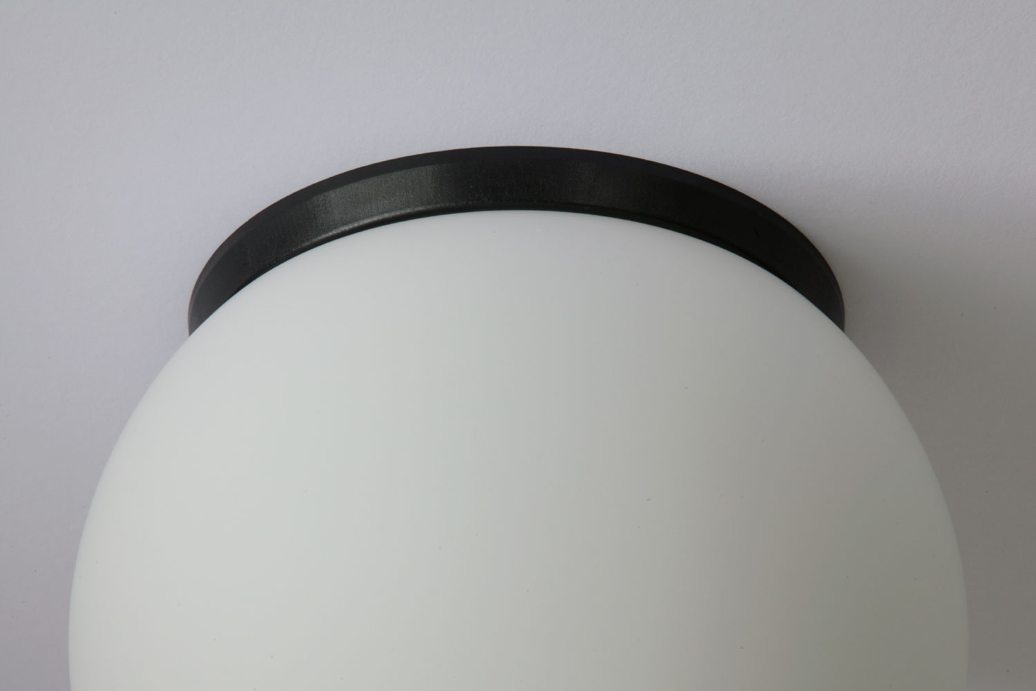 Schlichte LED-Deckenleuchte mit Kugel-Opalglas SPHERA, IP65, Ø 20–40 cm: Sockel in Schwarz (Polycarbonat)