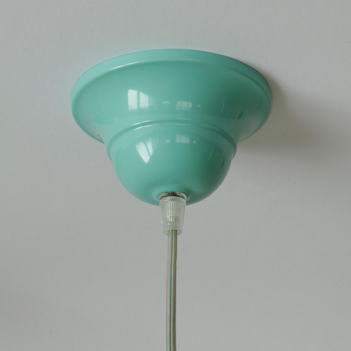 Einfache Pendelleuchte mit flachem Metall-Schirm, viele Farben: Der Baldachin in RAL 6027 Lichtgrün, Ø 11 cm (Sondermodell mit Transparent-Kabel)
