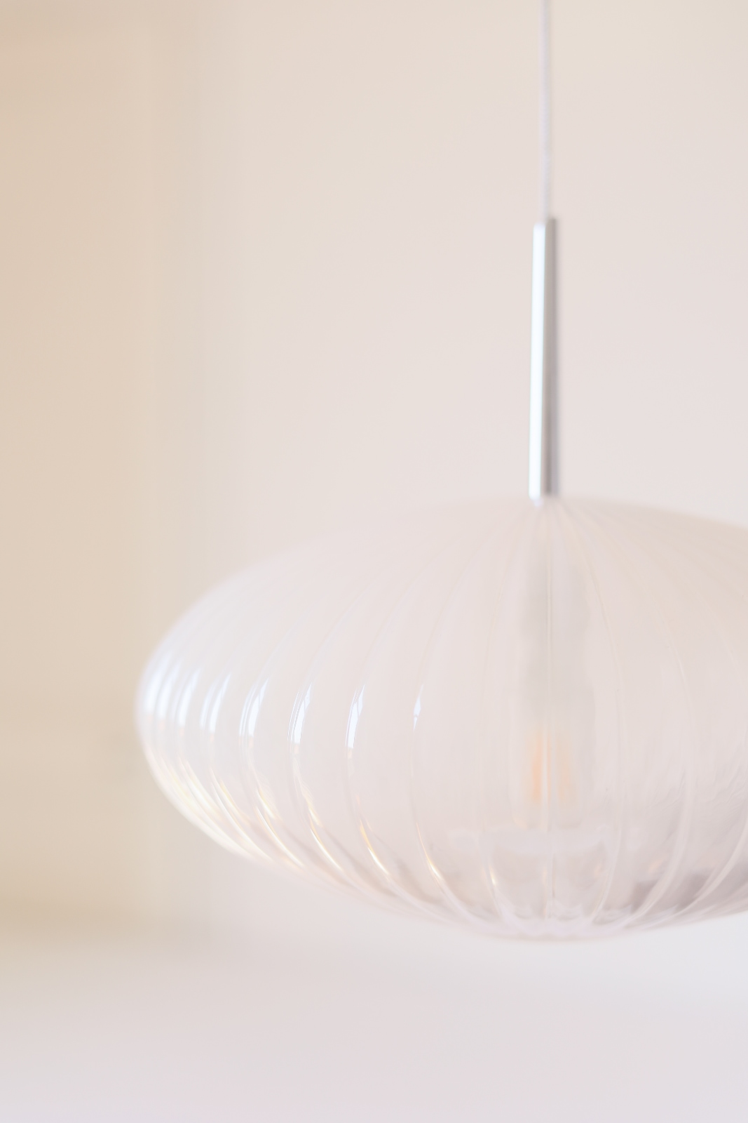 Elegante Hängeleuchte mit geripptem Klarglas: Auf Anfrage ist das Modell auch mit neblig-weißem Glas erhältlich.