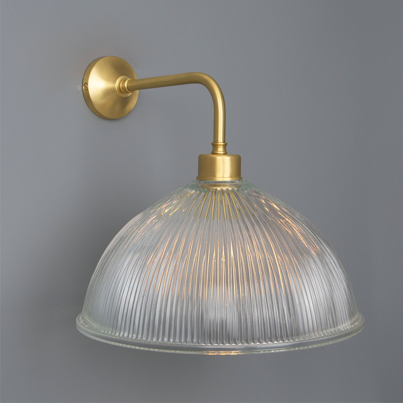 Bild 8: Messing satiniert Wandleuchte mit großem prismatischem Glasschirm Ø 30 cm: Messing satiniert