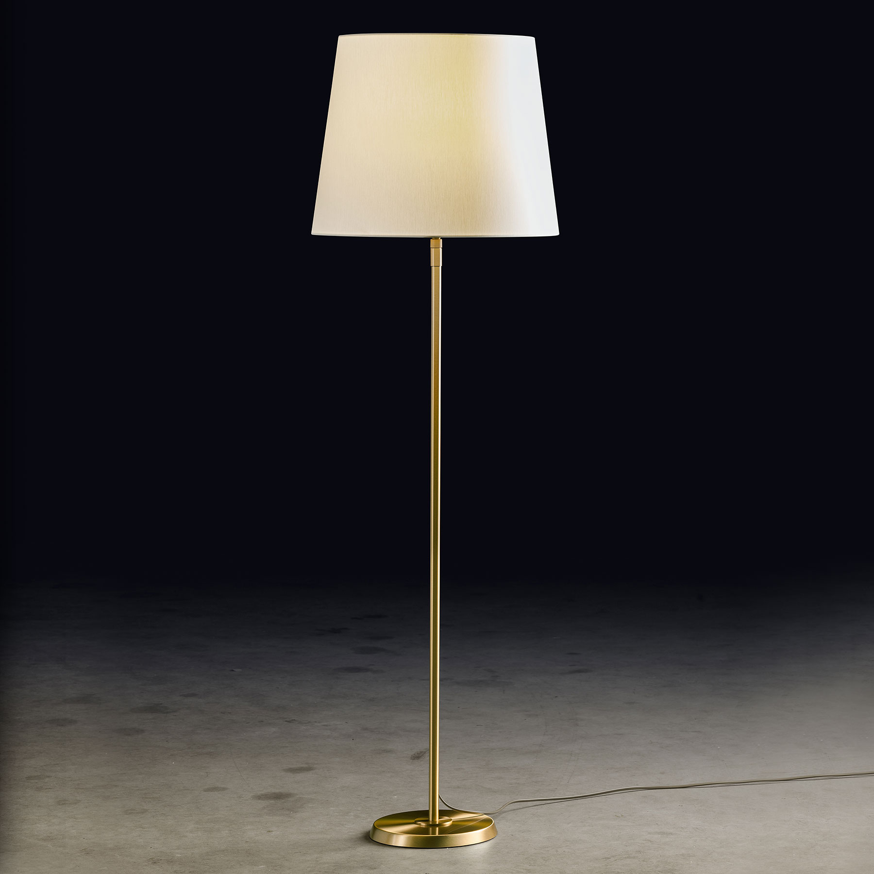 Height-adjustable brass floor light 6354 with fabric shade Height-adjustable brass floor light 6354 with fabric shade