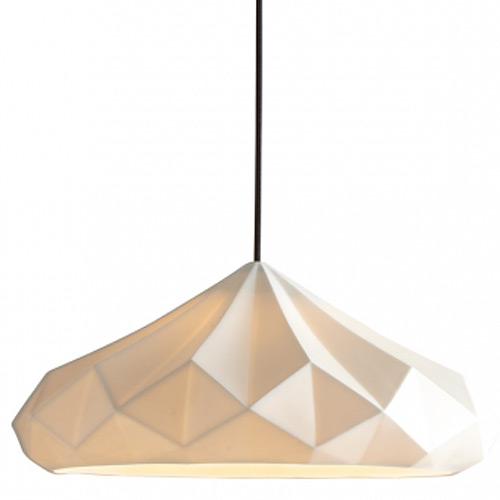 Bild 3: Modell 5 (HATTON 5 mit 47 cm Durchmeser), in eingeschaltetem Zustand Große Facetten-Hängeleuchten aus Porzellan HATTON 4 & 5: Modell 5 (HATTON 5 mit 47 cm Durchmeser), in eingeschaltetem Zustand