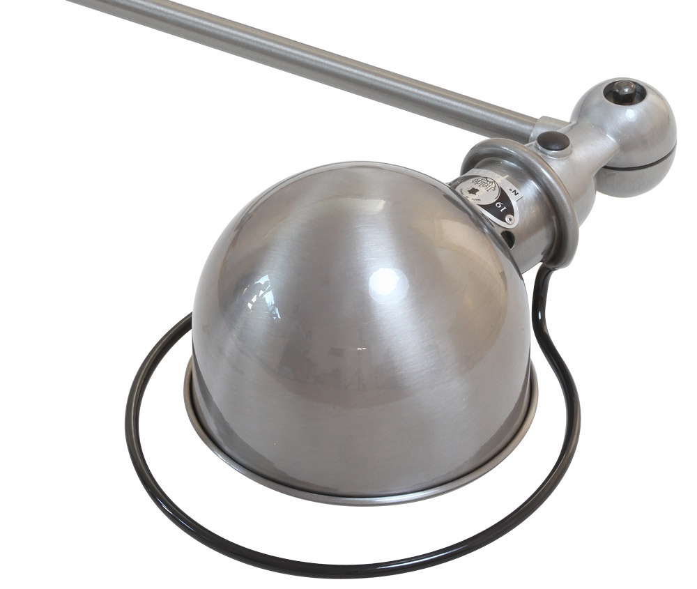 Bild 8: Der Schirm, hier Stahl gebürstet, mit dem nummerierten Typenschild SKY4224 Zweiarmige Gelenk-Deckenlampe aus Frankreich: Der Schirm, hier Stahl gebürstet, mit dem nummerierten Typenschild