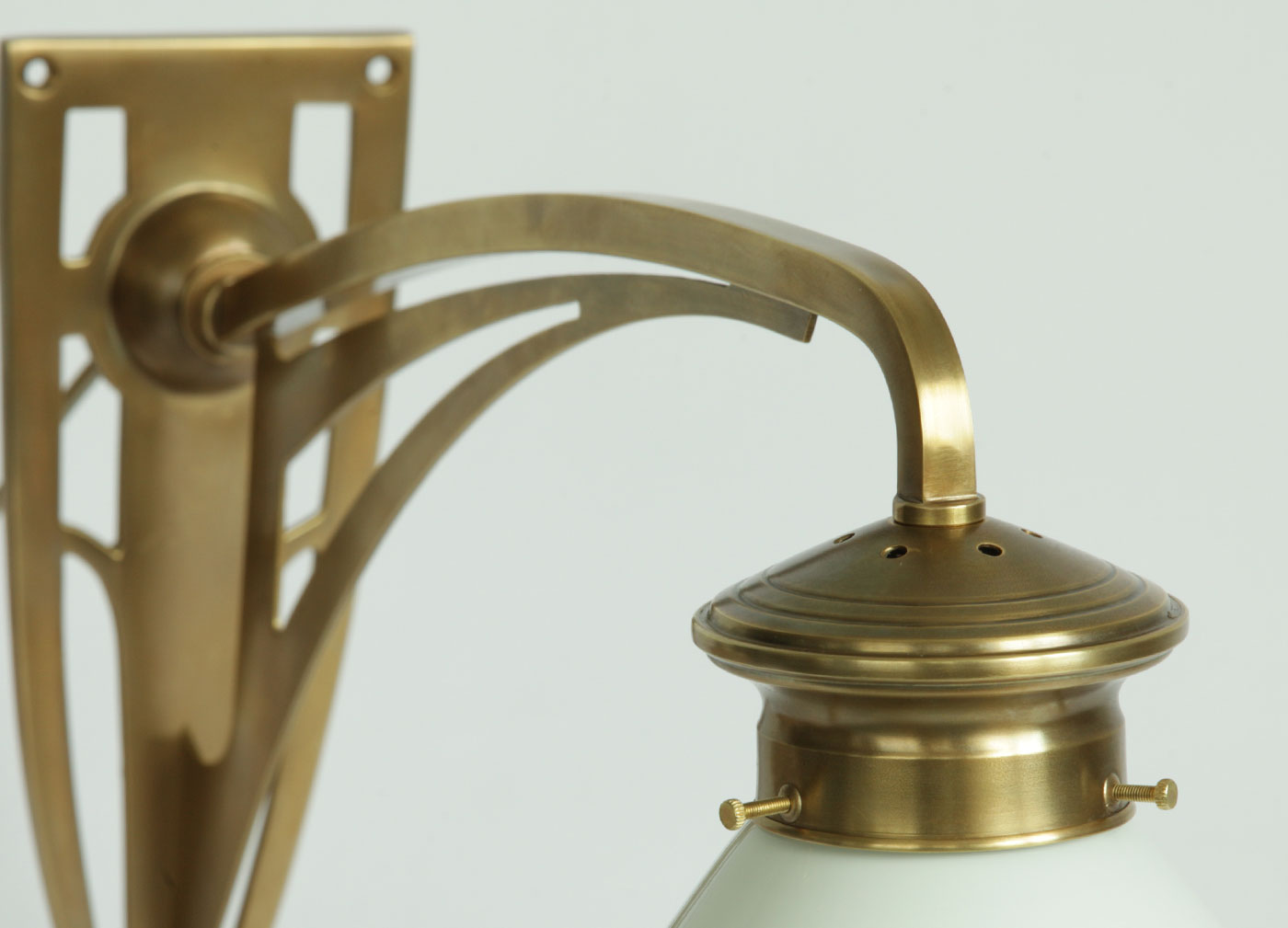 Bild 3: Messing antik patiniert (Altmessing) Elegante Art Nouveau-Wandleuchte mit Kegelglas: Messing antik patiniert (Altmessing)