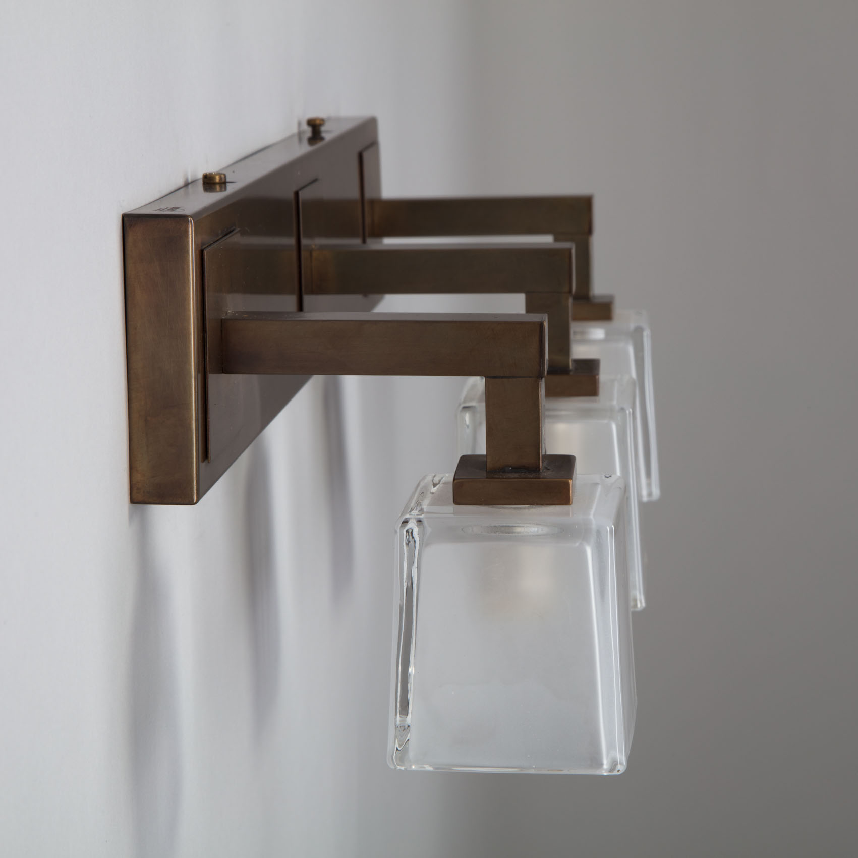 Bild 8: Oberfläche „Messing geätzt“ Dreifach-Wandleuchte mit eckigen Glasschirmchen NOLE 3: Oberfläche „Messing geätzt“