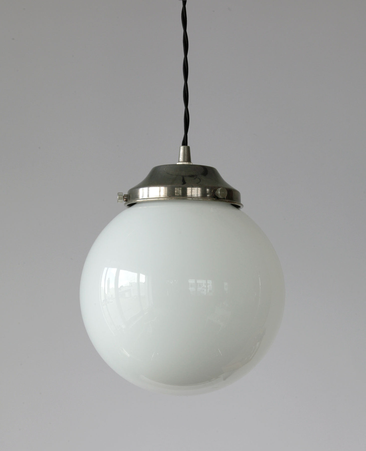 Nostalgische Kugel-Pendelleuchte, opal-weiße Glaskugel, Ø 20, 25, 30 cm: Kugel-Lampe (hier mit Ø 20 cm, Nostalgie-Glashalter in alt-silbern patiniert, zweiadriges Textil-Kabel)