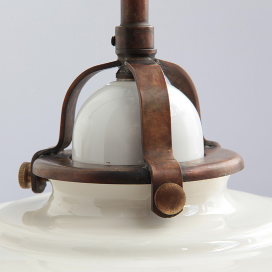 PROVENZA Wandleuchte aus Keramik: Glashalterung und gebogener Wandarm aus patiniertem Messing