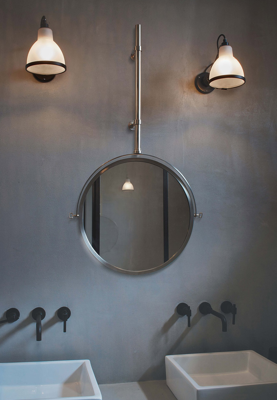 Badezimmer-Wandlampe N° 304 mit Kugelgelenk: Neu: die Bad-Gelenkwandleuchte auch mit matt-opalem Polycarbonat-Schirm, der das Licht in auf angenehme Art blendfrei streut