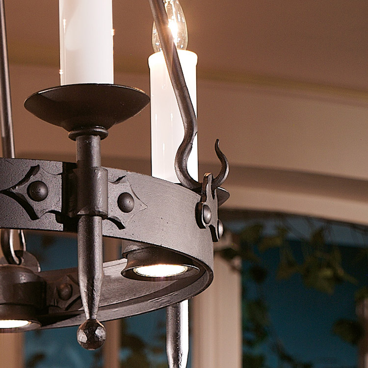 Bild 4: Detail des kleinen Schwestermodells HL 2441-ST Großer geschmiedeter Kerzen-Leuchter mit Strahlern nach unten: Detail des kleinen Schwestermodells HL 2441-ST