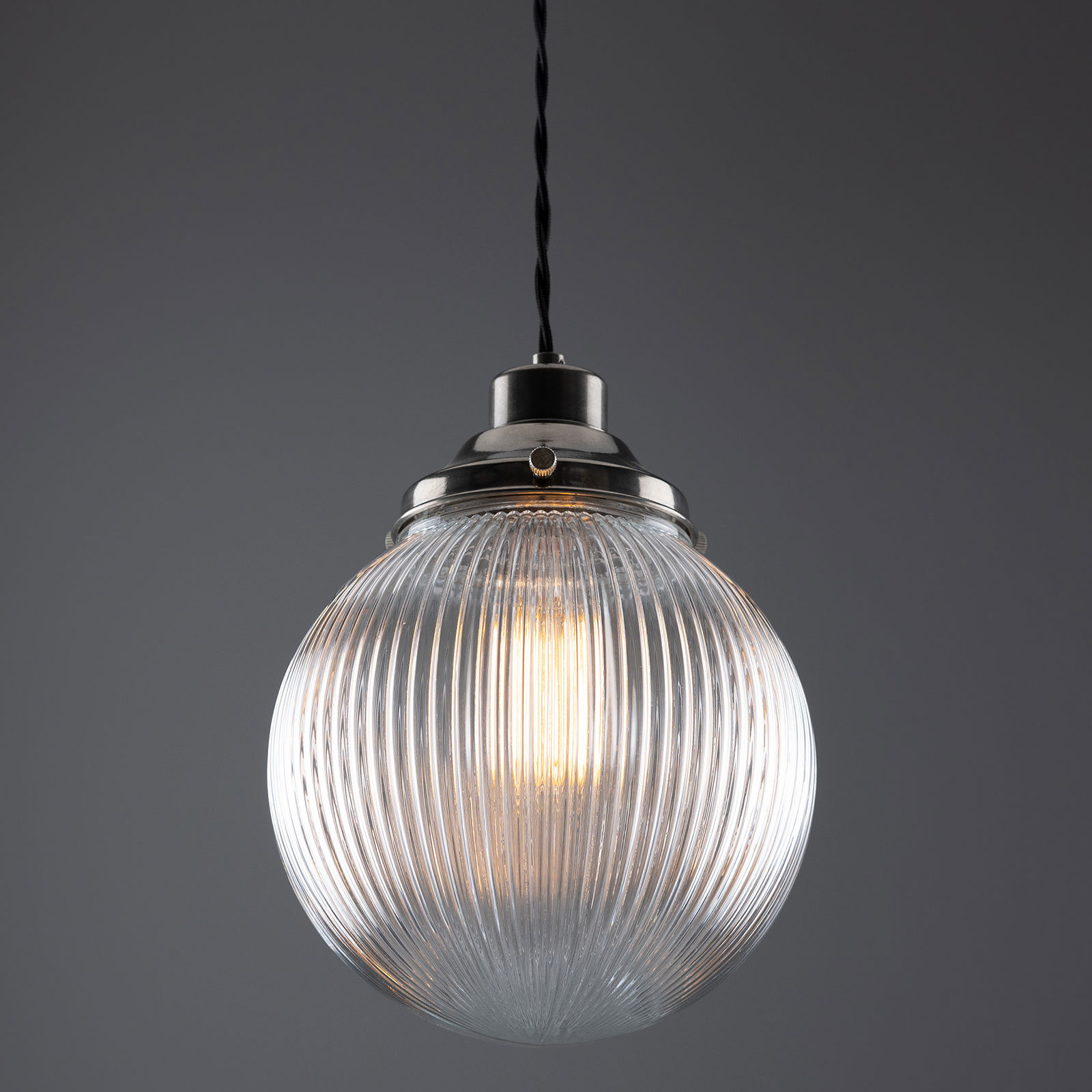 Kleine Pendelleuchte mit prismatischer 20 cm-Glaskugel