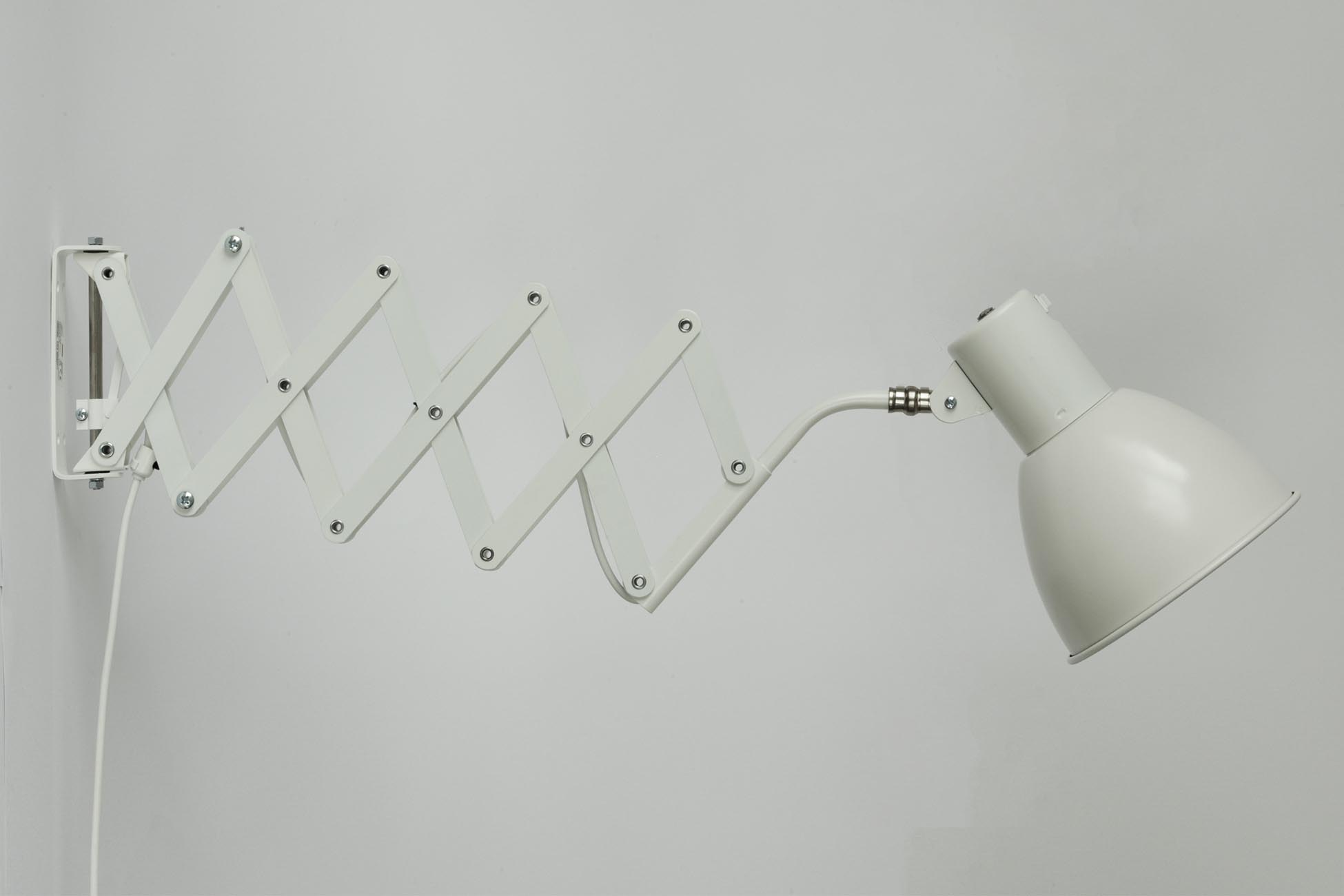 Scherenlampe zur Wandbefestigung in Weiß: Die Scherenleuchte hat eine Ausladung von 30 bis bis max. 110 cm