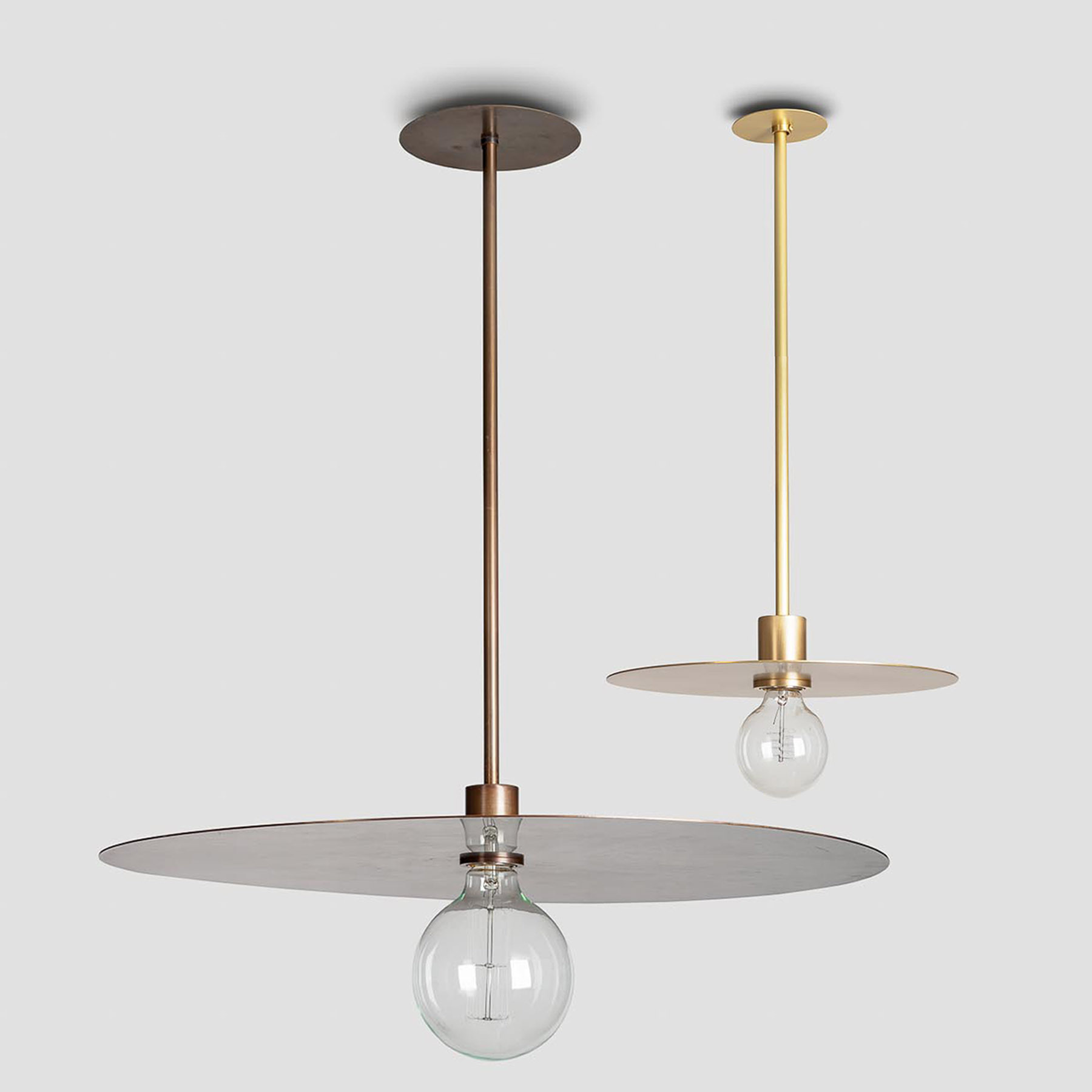 Design-Esstischleuchte mit flacher Messingscheibe als Reflektor Ø 30-60 cm Design-Esstischleuchte mit flacher Messingscheibe als Reflektor Ø 30-60 cm