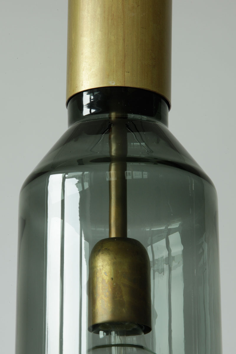 Pendelleuchte aus Messing mit schmalem Rauchglas-Kolben PHENO: Detail Rauchglas anthrazit