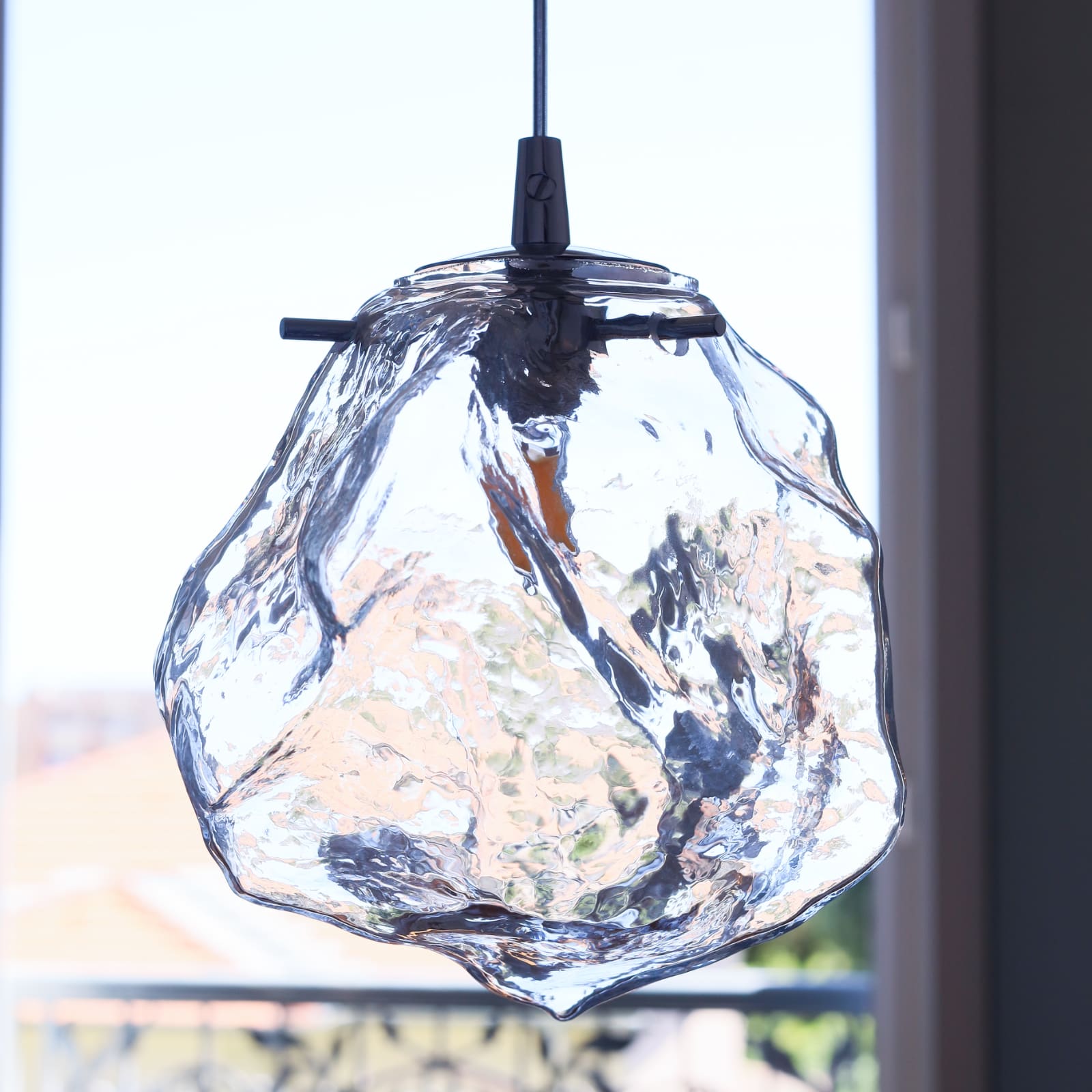Hängeleuchte QUARTZ mit organisch geformtem Klarglas