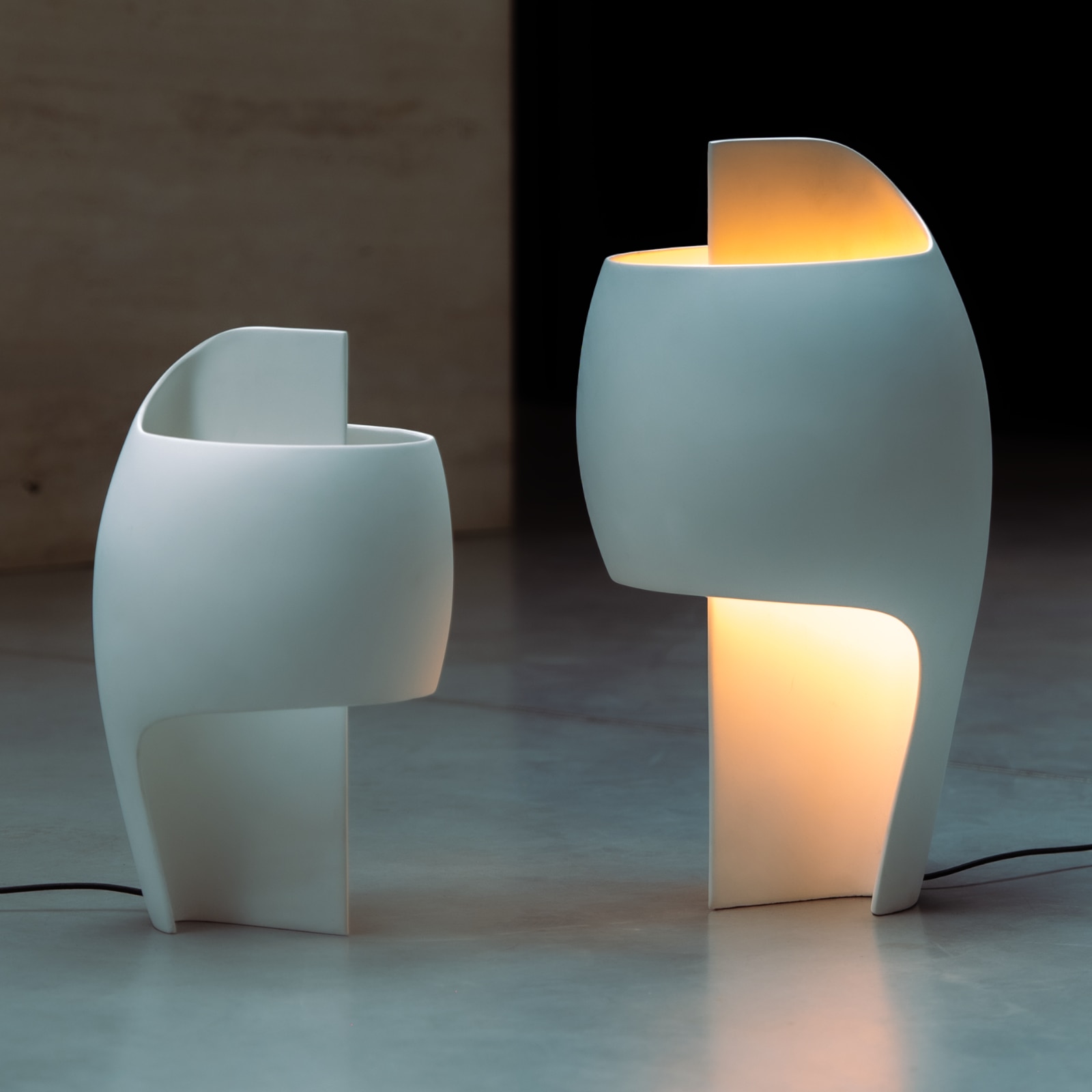 Skulpturale Design-Tischleuchten LAMPE B und GRANDE B Skulpturale Design-Tischleuchten LAMPE B und GRANDE B